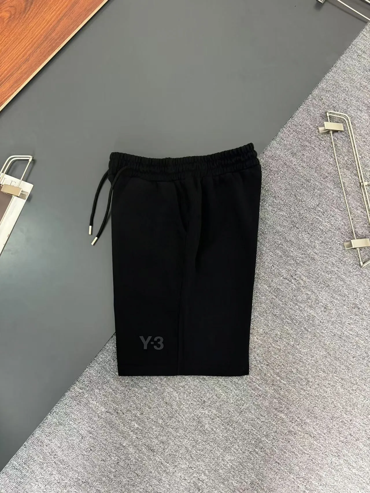 Y-3*Yoji Yamamoto g-gram heavy cotton loose casual shorts Silicone printed logo design Spring and summer New Arrival round neck fashionable casual shorts Comfortable against the skin, durable and easy to wear Original factory craftsmanship is meticulous, a must-have for casual Versatile Color: Black Sizes: S M L XL