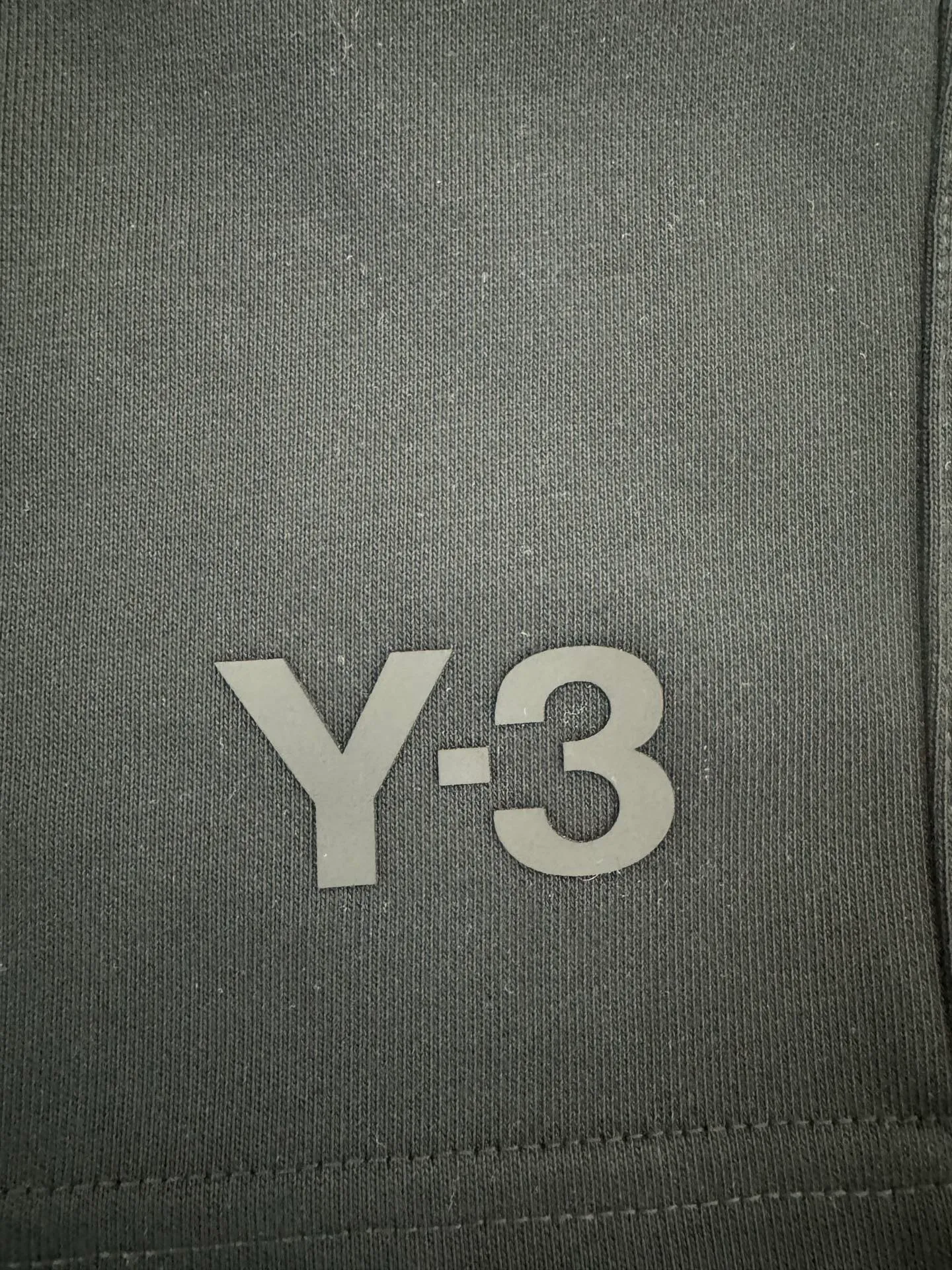 Y-3*Yoji Yamamoto g-gram heavy cotton loose casual shorts Silicone printed logo design Spring and summer New Arrival round neck fashionable casual shorts Comfortable against the skin, durable and easy to wear Original factory craftsmanship is meticulous, a must-have for casual Versatile Color: Black Sizes: S M L XL