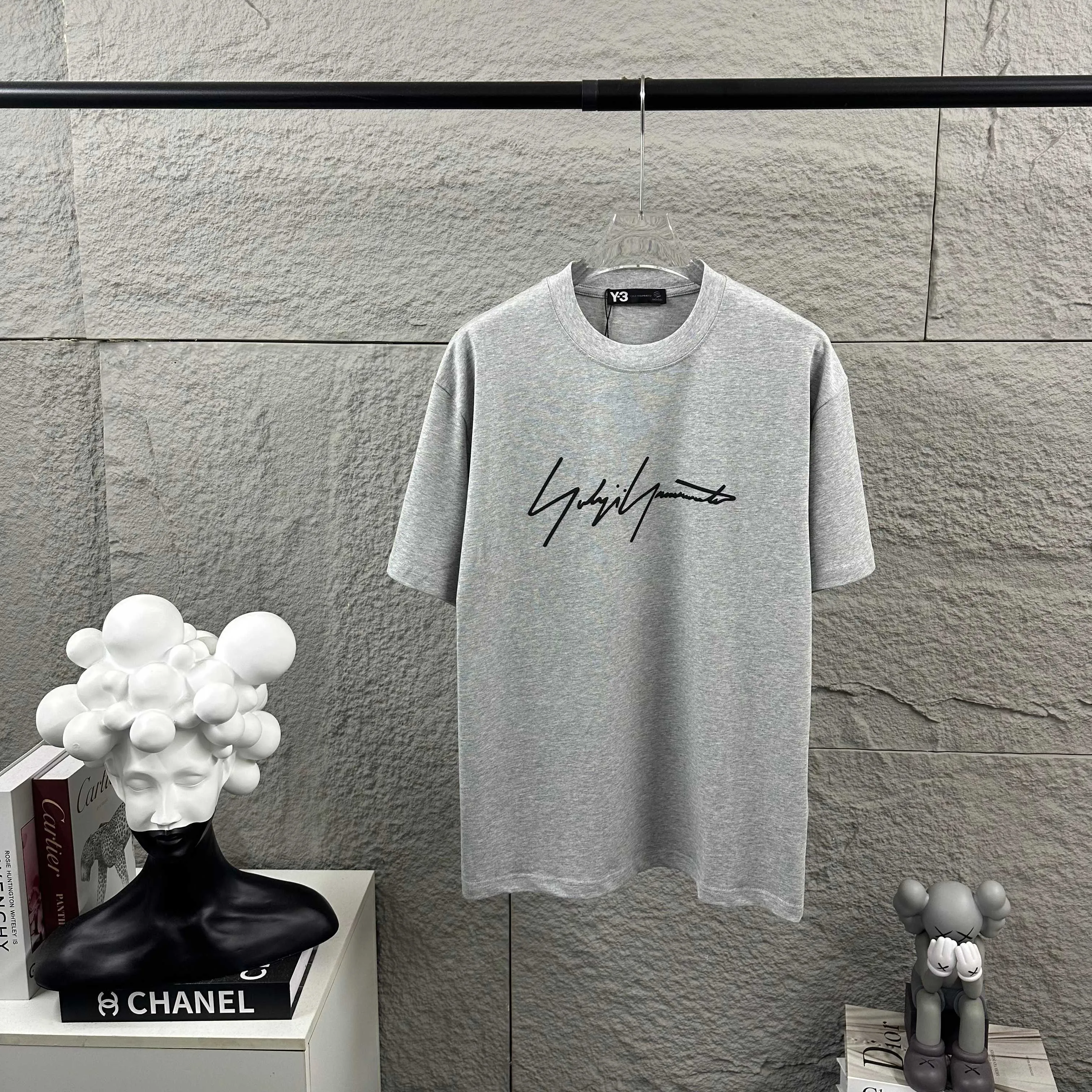 Y 3*Yamamoto*Yoji 2026 Spring and Summer New Arrival Simple signature letters three-dimensional foaming technology Y-3 Customized double yarn plain cotton fabric Short-sleeved T-shirt Men and women Same Style Color: Black White Angora Red Flower Gray Size: S (90-130 pounds) M (120-150 pounds) L (140-165 pounds) XL (160-180 pounds) XXL (180 pounds)