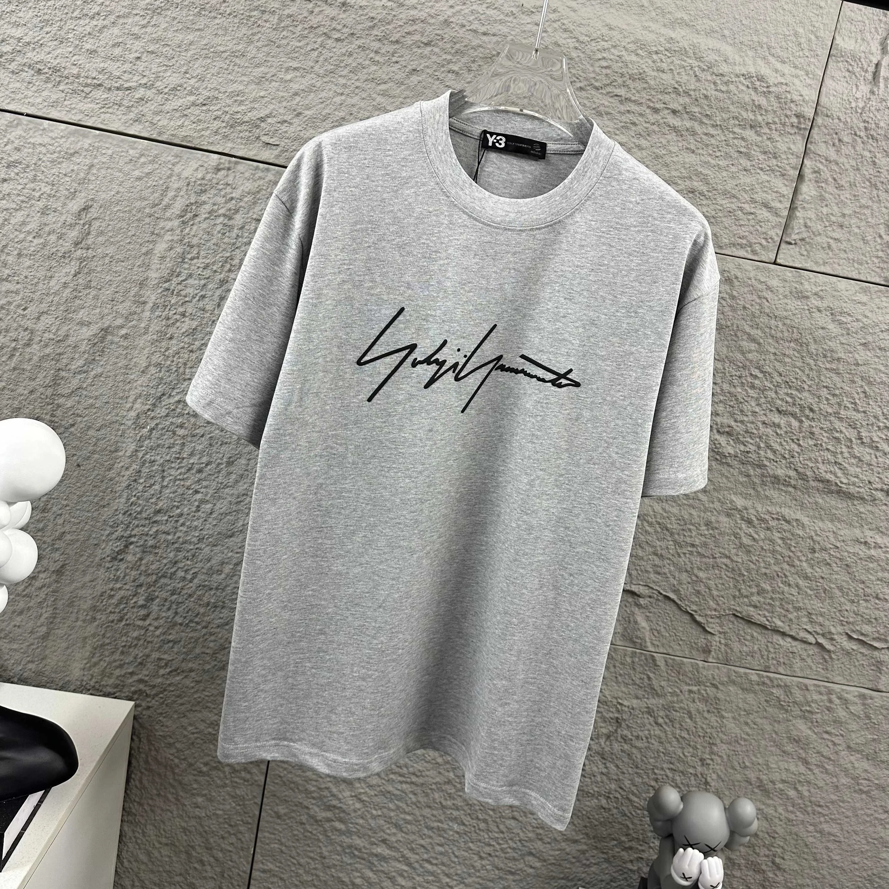 Y 3*Yamamoto*Yoji 2026 Spring and Summer New Arrival Simple signature letters three-dimensional foaming technology Y-3 Customized double yarn plain cotton fabric Short-sleeved T-shirt Men and women Same Style Color: Black White Angora Red Flower Gray Size: S (90-130 pounds) M (120-150 pounds) L (140-165 pounds) XL (160-180 pounds) XXL (180 pounds)