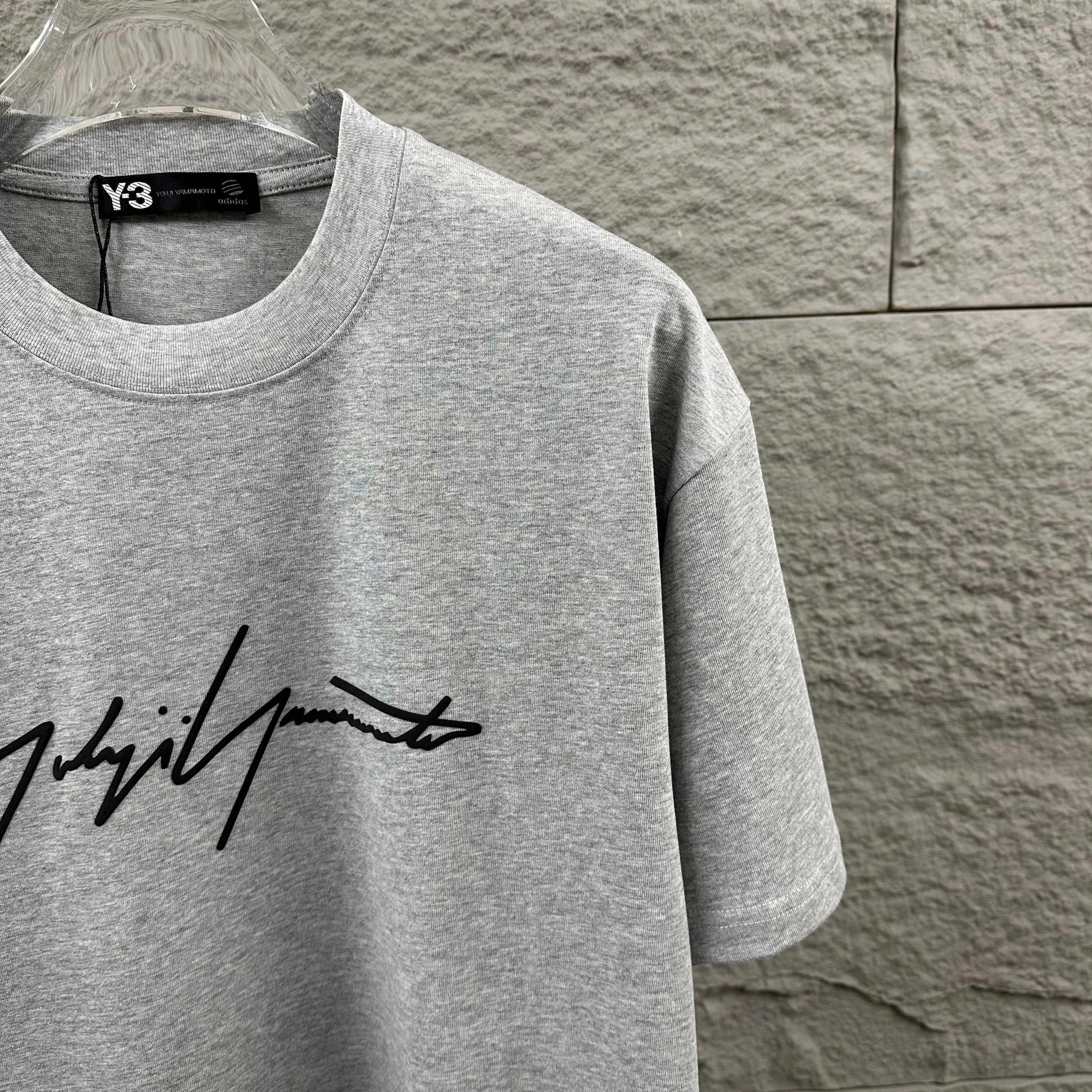 Y 3*Yamamoto*Yoji 2026 Spring and Summer New Arrival Simple signature letters three-dimensional foaming technology Y-3 Customized double yarn plain cotton fabric Short-sleeved T-shirt Men and women Same Style Color: Black White Angora Red Flower Gray Size: S (90-130 pounds) M (120-150 pounds) L (140-165 pounds) XL (160-180 pounds) XXL (180 pounds)