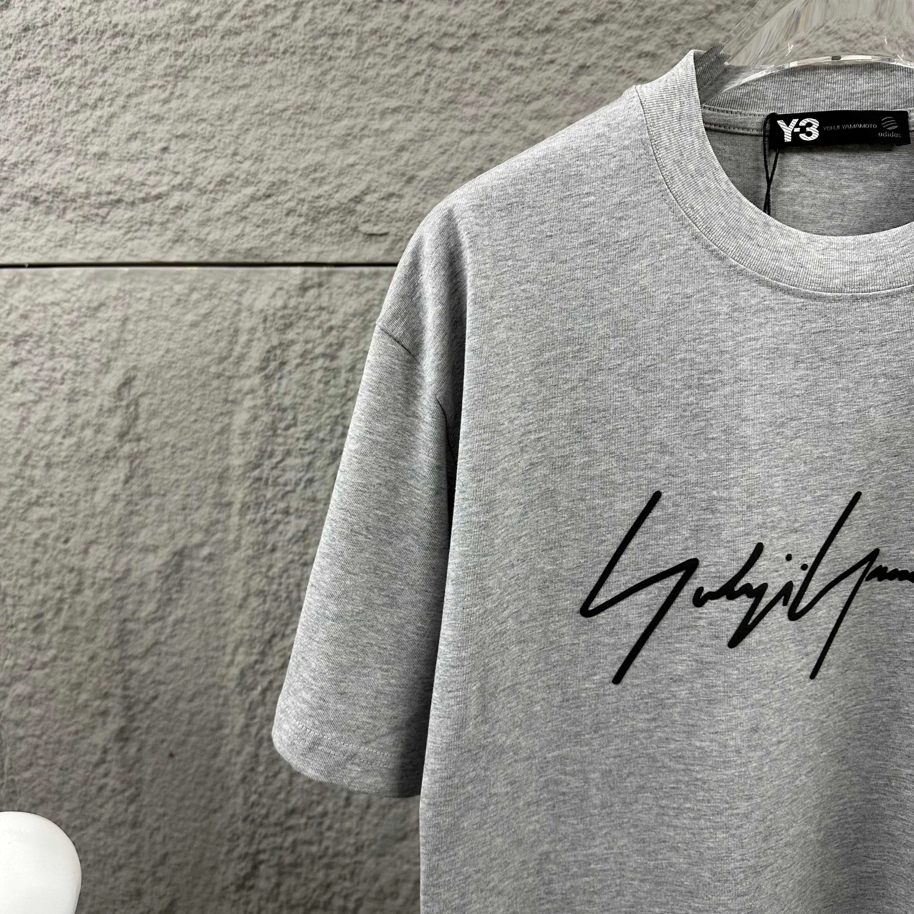 Y 3*Yamamoto*Yoji 2026 Spring and Summer New Arrival Simple signature letters three-dimensional foaming technology Y-3 Customized double yarn plain cotton fabric Short-sleeved T-shirt Men and women Same Style Color: Black White Angora Red Flower Gray Size: S (90-130 pounds) M (120-150 pounds) L (140-165 pounds) XL (160-180 pounds) XXL (180 pounds)