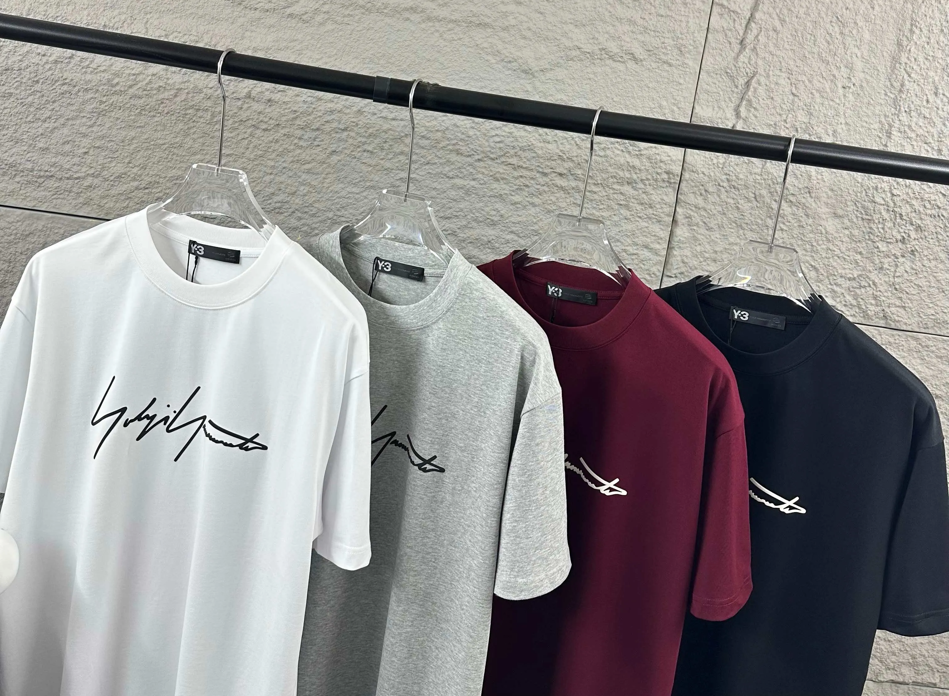 Y 3*Yamamoto*Yoji 2026 Spring and Summer New Arrival Simple signature letters three-dimensional foaming technology Y-3 Customized double yarn plain cotton fabric Short-sleeved T-shirt Men and women Same Style Color: Black White Angora Red Flower Gray Size: S (90-130 pounds) M (120-150 pounds) L (140-165 pounds) XL (160-180 pounds) XXL (180 pounds)