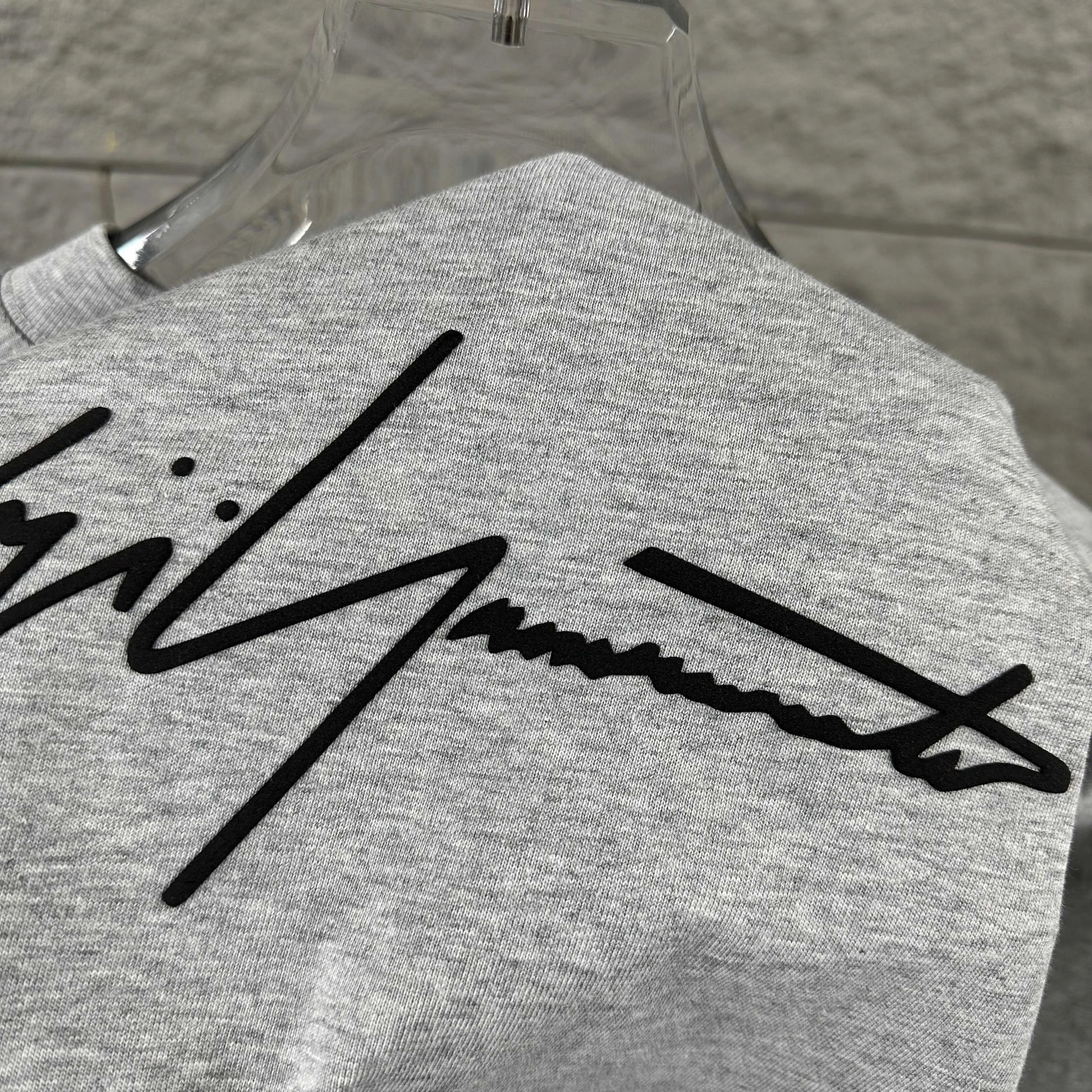 Y 3*Yamamoto*Yoji 2026 Spring and Summer New Arrival Simple signature letters three-dimensional foaming technology Y-3 Customized double yarn plain cotton fabric Short-sleeved T-shirt Men and women Same Style Color: Black White Angora Red Flower Gray Size: S (90-130 pounds) M (120-150 pounds) L (140-165 pounds) XL (160-180 pounds) XXL (180 pounds)