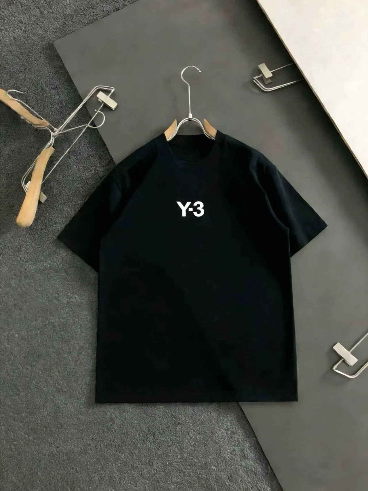 Y 3🌟Summer New Arrival🎽 is made of customized Salona fabric, which is super soft and skin-friendly! High-end logo printing and design embellishments, neat and detailed wiring on the inside, making the upper body fashionable! Premium Versatile model, quality is visible! Sizes: M-XXXL Color: black, white