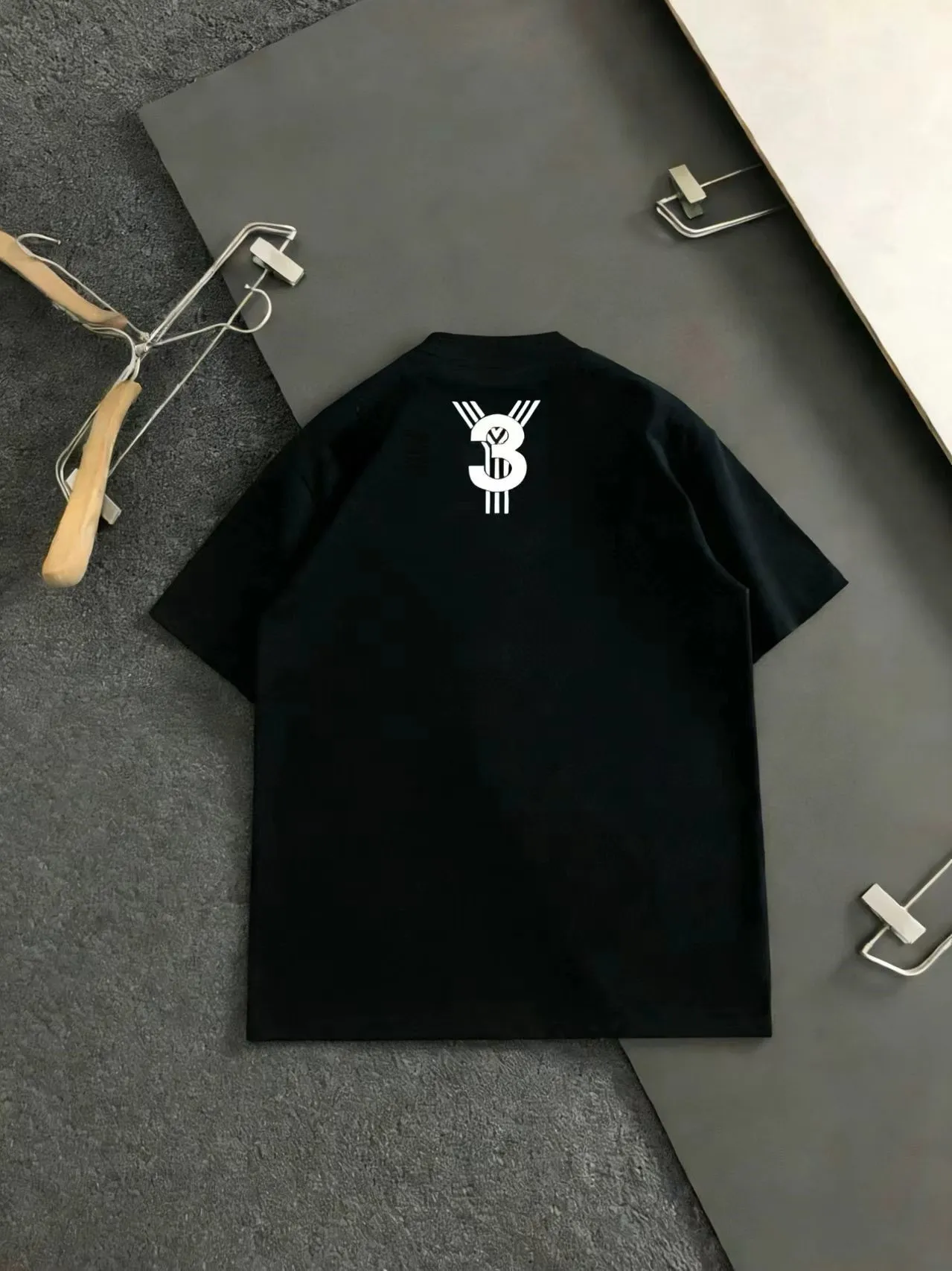 Y 3🌟Summer New Arrival🎽 is made of customized Salona fabric, which is super soft and skin-friendly! High-end logo printing and design embellishments, neat and detailed wiring on the inside, making the upper body fashionable! Premium Versatile model, quality is visible! Sizes: M-XXXL Color: black, white