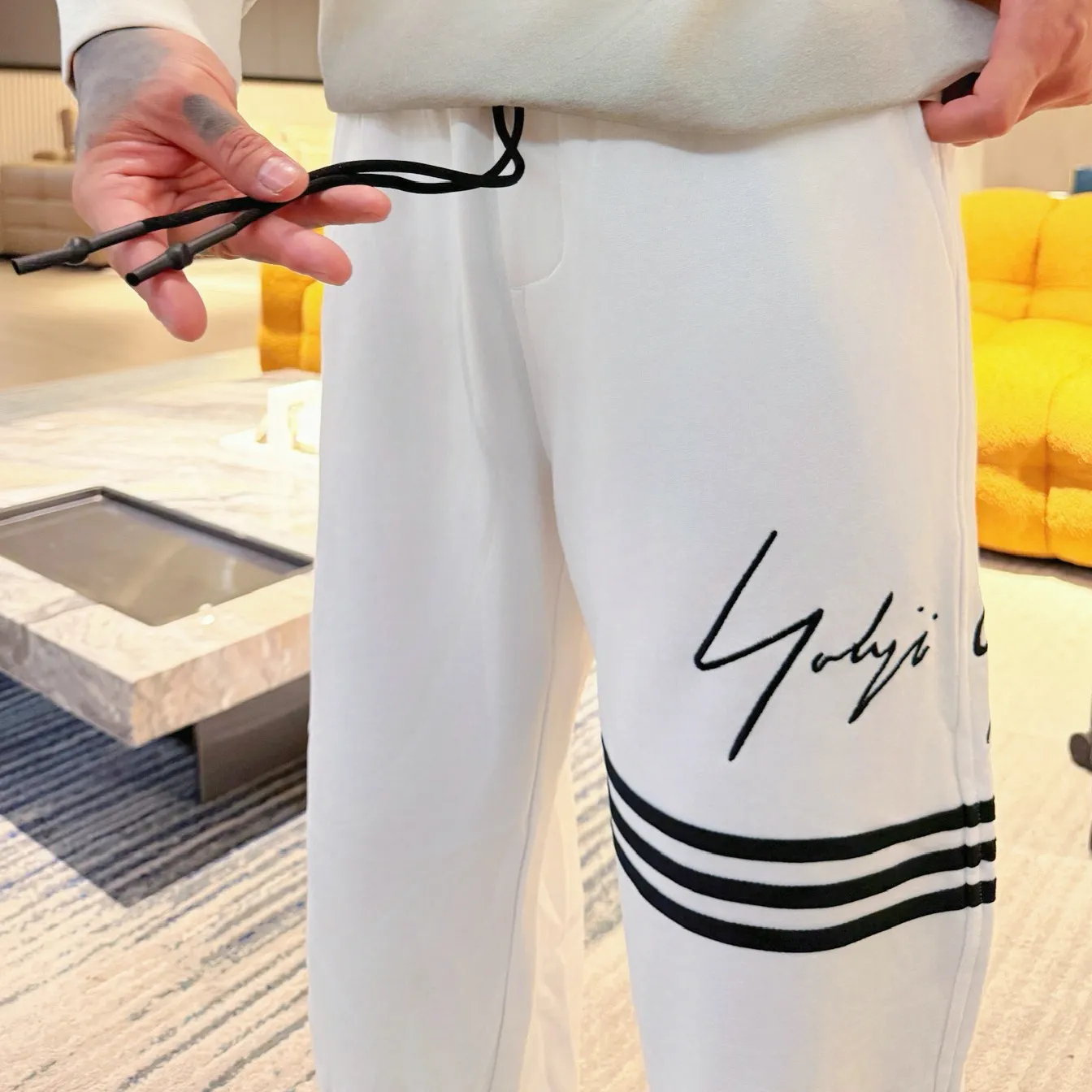 Y 3 [Higher version] The latest products for autumn and winter 2026, available at the counter simultaneously, original goods, fashionable casual trousers and casual pants, using imported original fabrics, top-grade embroidery 🪡 craft letter pattern logo, original hardware accessories decoration, simple yet fashionable, fashionable and handsome upper body, Sizes: M-3XL