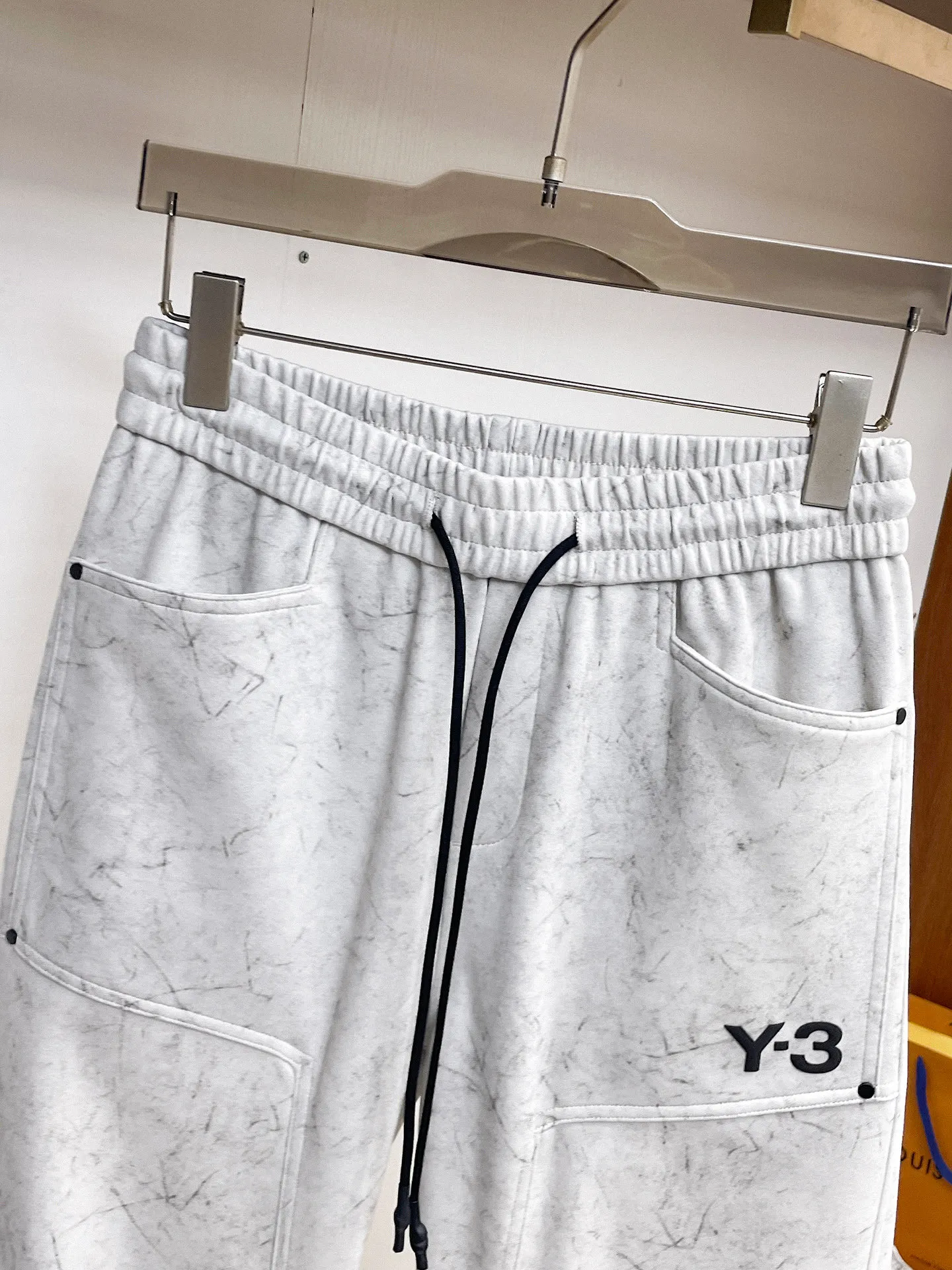 Y 3 🆕2026 spring New Arrival trousers and casual pants🎁 are on sale simultaneously on the official website. Brand Classic LOGO casual pants, customized fabrics, excellent comfort and strong touch. Highly recognisable, perfect appearance and craftsmanship. Size:M-3XL