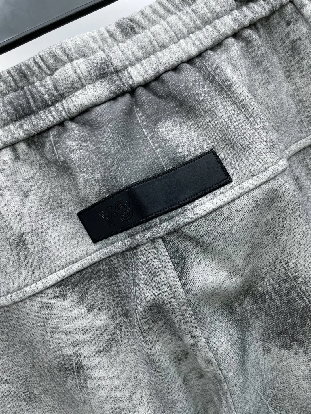 Y 3 Yohji Yamamoto 2026 Autumn and Winter New Arrival brand LOGO casual pants and trousers DD are on sale simultaneously on the official website. Brand Classic LOGO casual pants, customized fabrics, excellent comfort and strong touch. Highly recognisable, perfect appearance and craftsmanship. Size:M-3XL