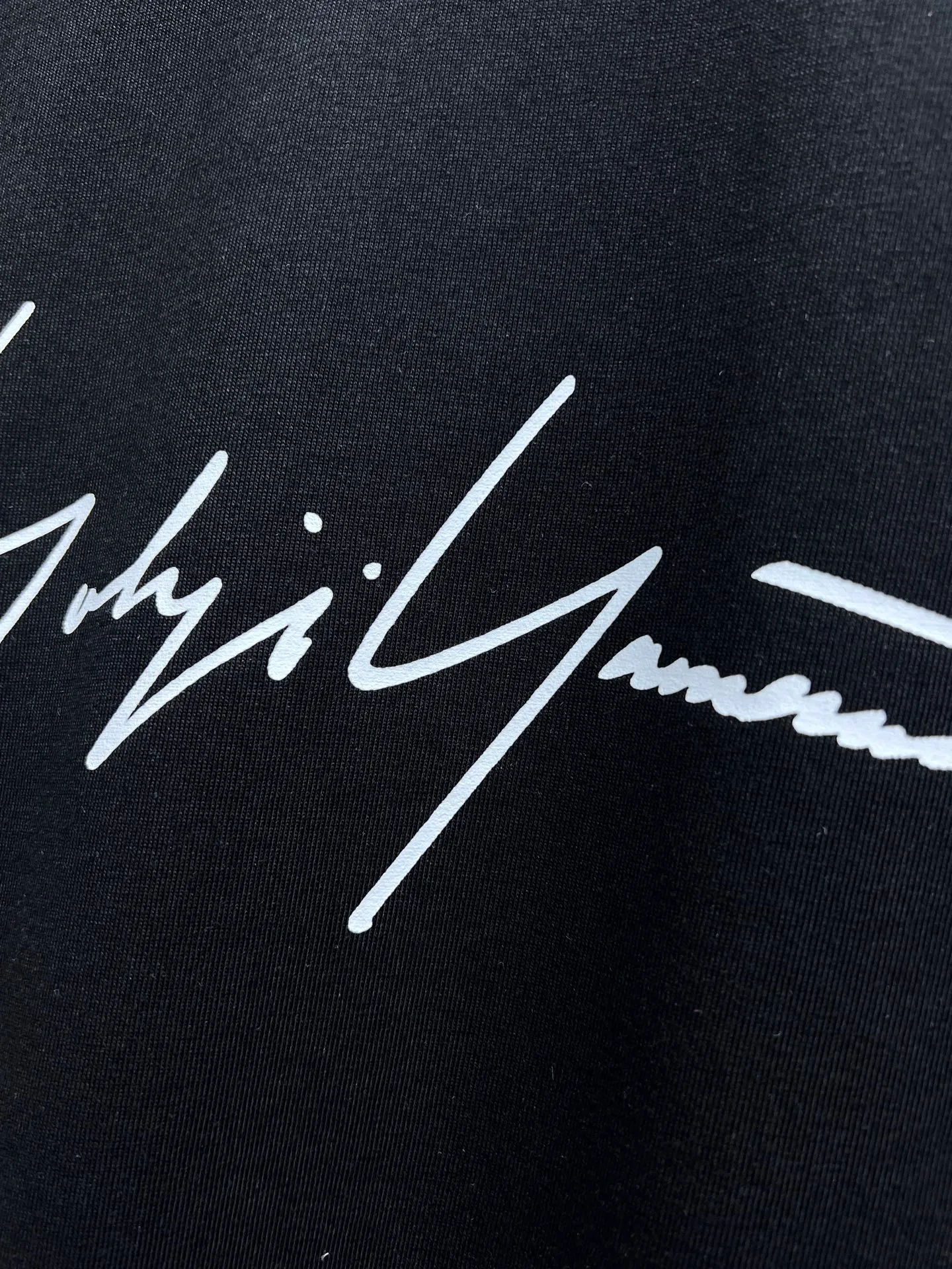 Yohji Yamamoto Y 3🌟New Arrival letter printing double-layer heavy-duty short-sleeved T-shirt. Whether it is a T-shirt or a sweatshirt, the letter pattern is a hot sale item every year. The large-area front printing is directly sprayed by Dakangli digital printing machine. The cost is extremely high. After many debuggings, the color difference restoration of the pattern is close to 99% with the original version. It is different from the garbage offset printing version in the market. It is super time-consuming. The fabric is exclusively customized and dyed. Gram cotton double-strand 🐎🐎Size: S-XXL Black White 2 colors Size chart Chest Shoulder Width Clothes Length Sleeve Length S 110 54 69 21 M 114 56 71 22 L 118 58 73 22 XL 122 60 75 23 2XL 126 62 77 23