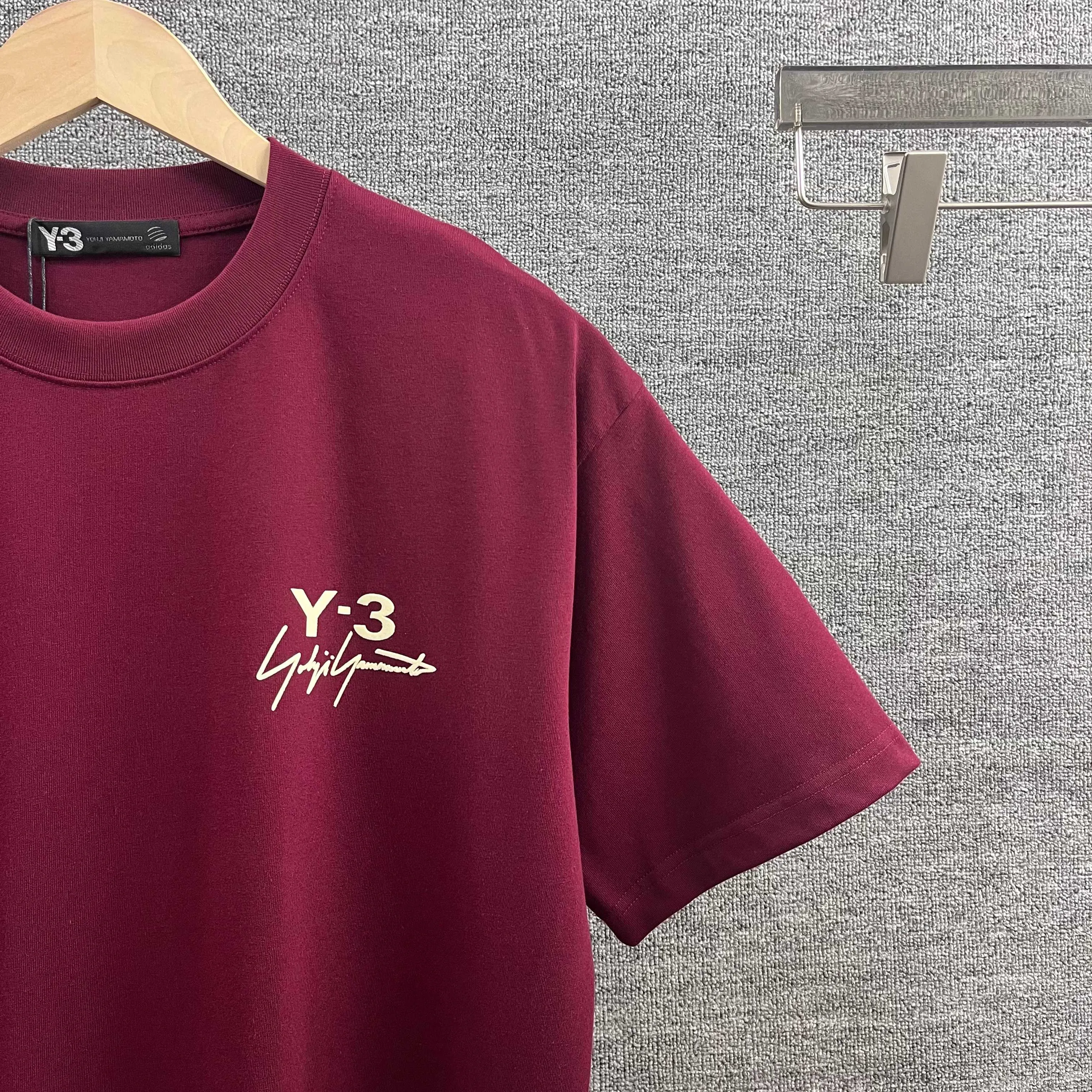 Y 3* * *yoji 2026 spring and summer New Arrival Classic signature letter flocking logo technology Y-3 signature model Double yarn custom plain cotton fabric Short-sleeved T-shirt Men and women Same Style Color: Black White Wine Red Size: S (90-130 pounds) M (120-150 pounds) L (140-165 pounds) XL (160-180 pounds) XXL (180 pounds)