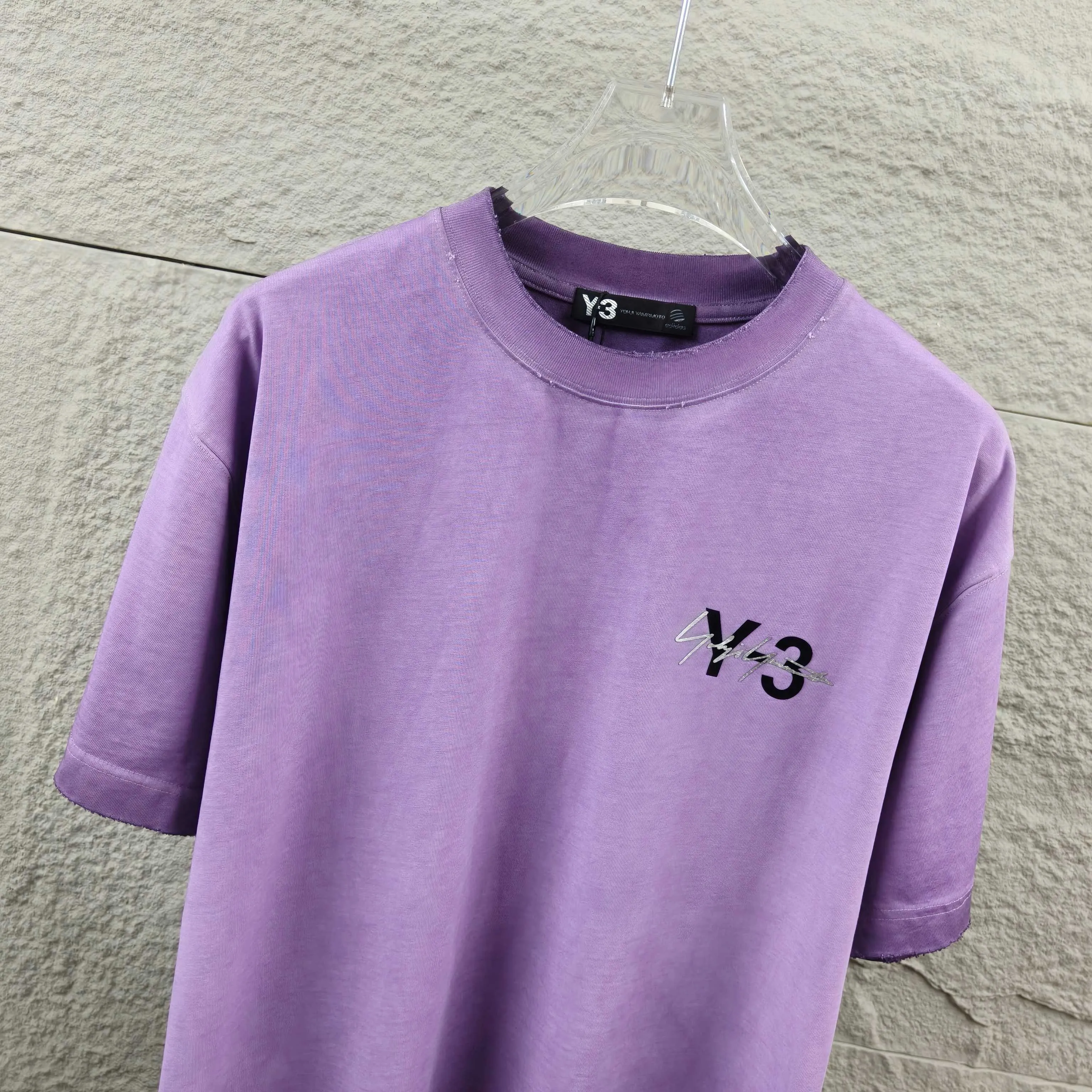 Y 3* Yamamoto Yo*ji 2026 Spring and Summer New Arrival Heavy duty worn washed style with distressed letters three-dimensional flocking technology + thick plate silicone technology Customized pure cotton fabric Short-sleeved T-shirt Men and women Same Style Color: Washed gray Washed purple Washed black Frayed white Size: S size (100-140 catties) M size (130-160 catties) L size (150-175 catties) XL code (160-185 pounds) XXL code (180 pounds)