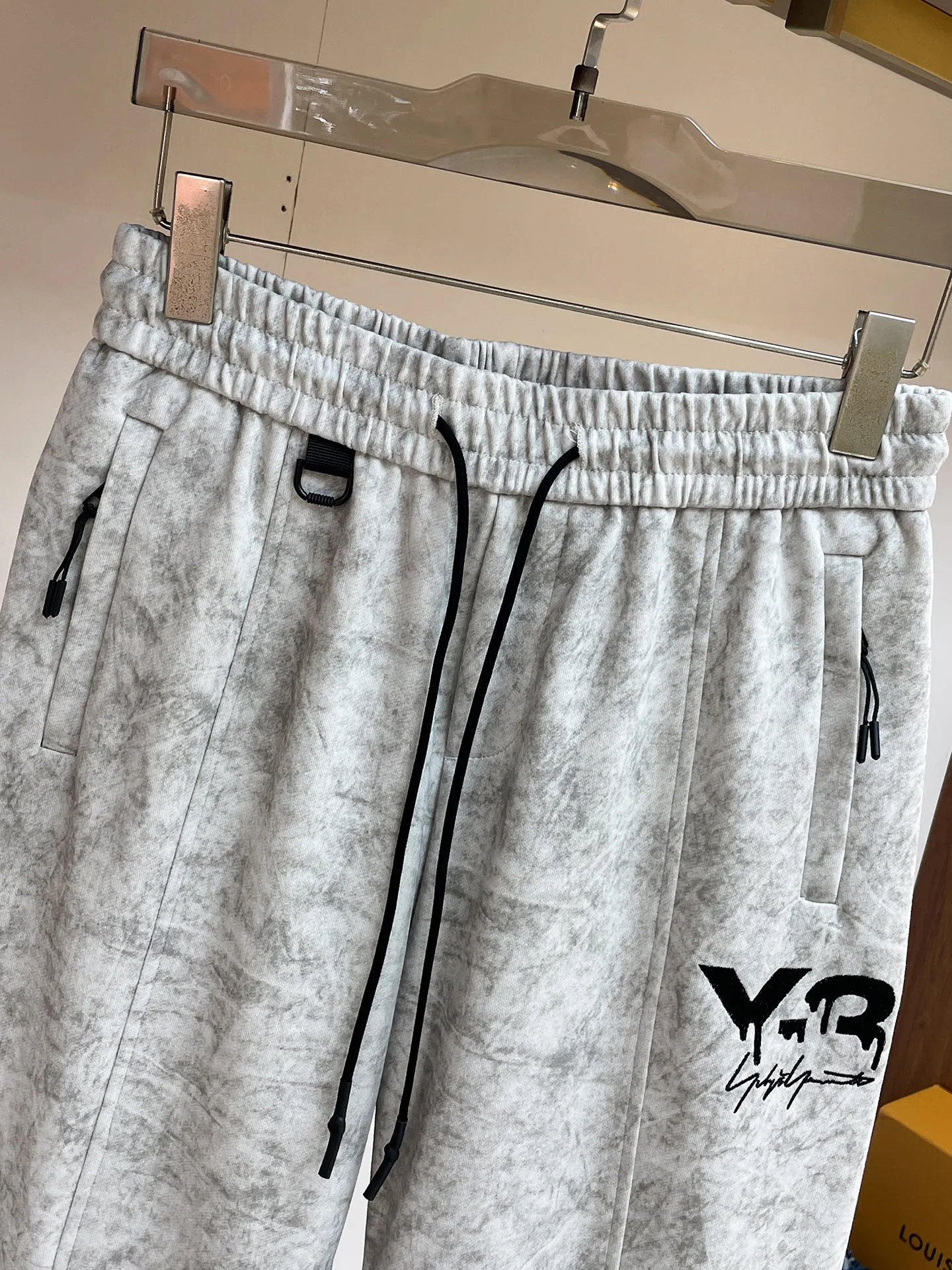 Y 3 [Higher version] The latest products for autumn and winter 2026, available at the counter simultaneously, original goods, fashionable casual trousers and casual pants, using imported original fabrics, top-grade embroidery 🪡 craft letter pattern logo, original hardware accessories decoration, simple yet fashionable, fashionable and handsome upper body, Sizes: M-3XL