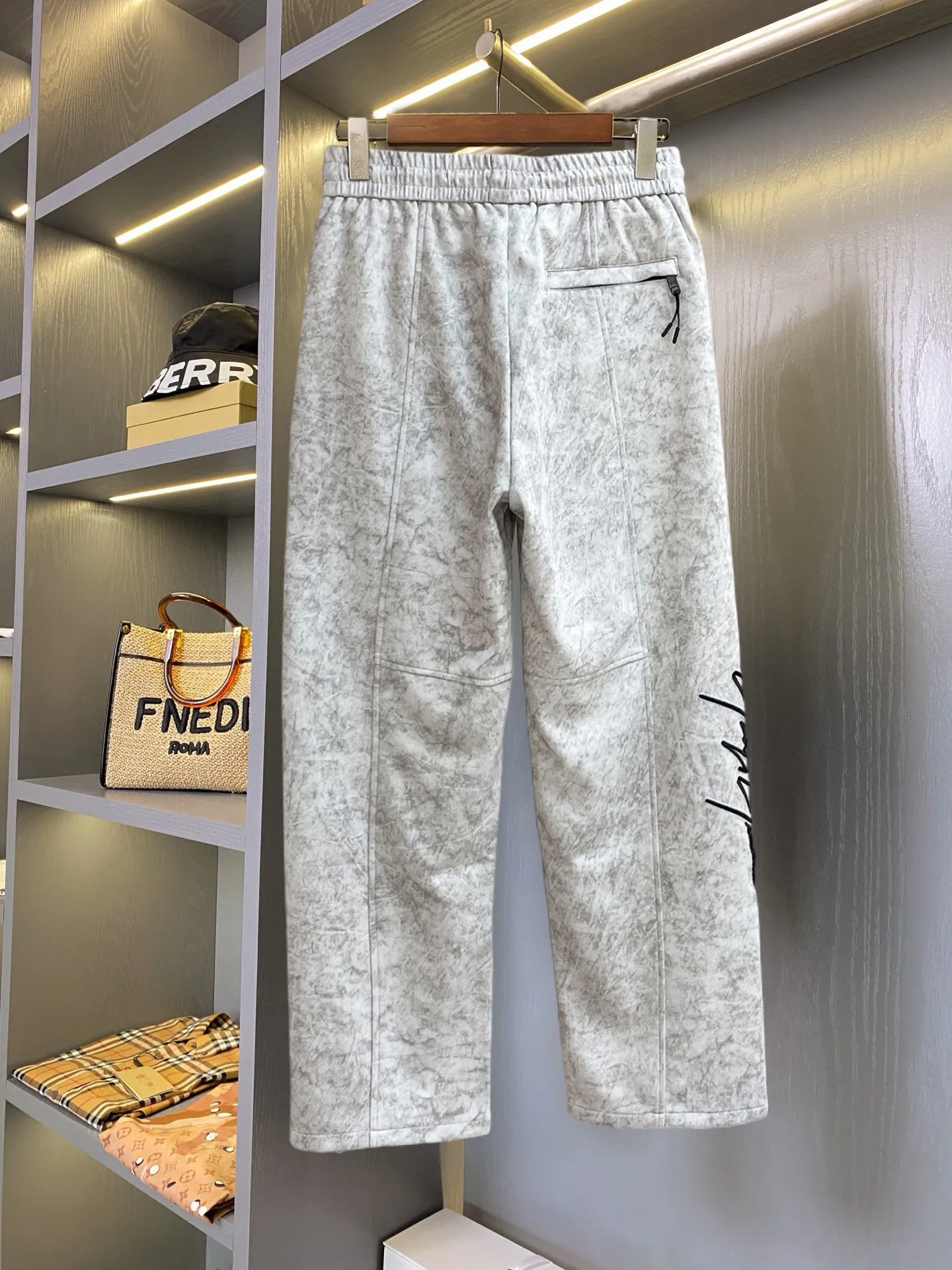 Y 3 [Higher version] The latest products for autumn and winter 2026, available at the counter simultaneously, original goods, fashionable casual trousers and casual pants, using imported original fabrics, top-grade embroidery 🪡 craft letter pattern logo, original hardware accessories decoration, simple yet fashionable, fashionable and handsome upper body, Sizes: M-3XL