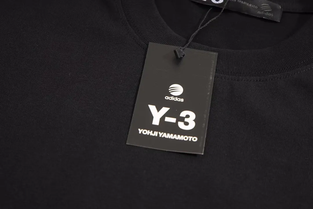 Y 3 is made of imported cotton material. The fabric has a soft touch and is close to the skin and comfortable to wear. The Classic patch-glued Y-3 letter pattern design on the chest is very novel and highly recognizable. Classic cut, not fussy, fashionable, Versatile and easy to wear! Same Style for men and women, color: Black Size XS-L