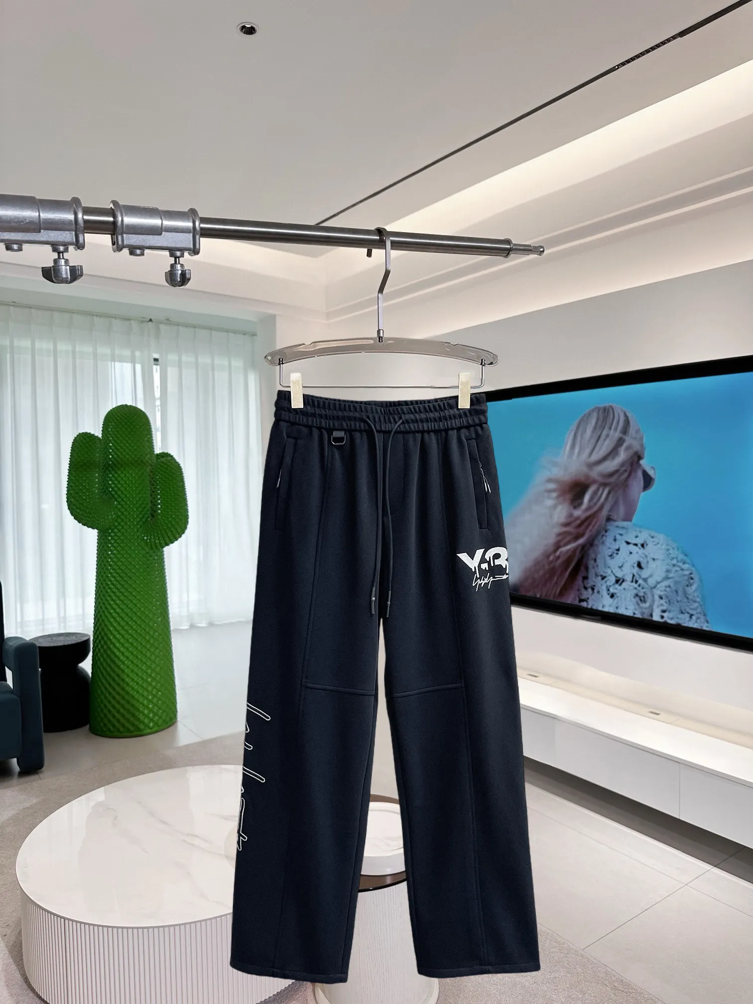 Y 3 [Higher version] The latest products for autumn and winter 2026, available at the counter simultaneously, original goods, fashionable casual trousers and casual pants, using imported original fabrics, top-grade embroidery 🪡 craft letter pattern logo, original hardware accessories decoration, simple yet fashionable, fashionable and handsome upper body, Sizes: M-3XL
