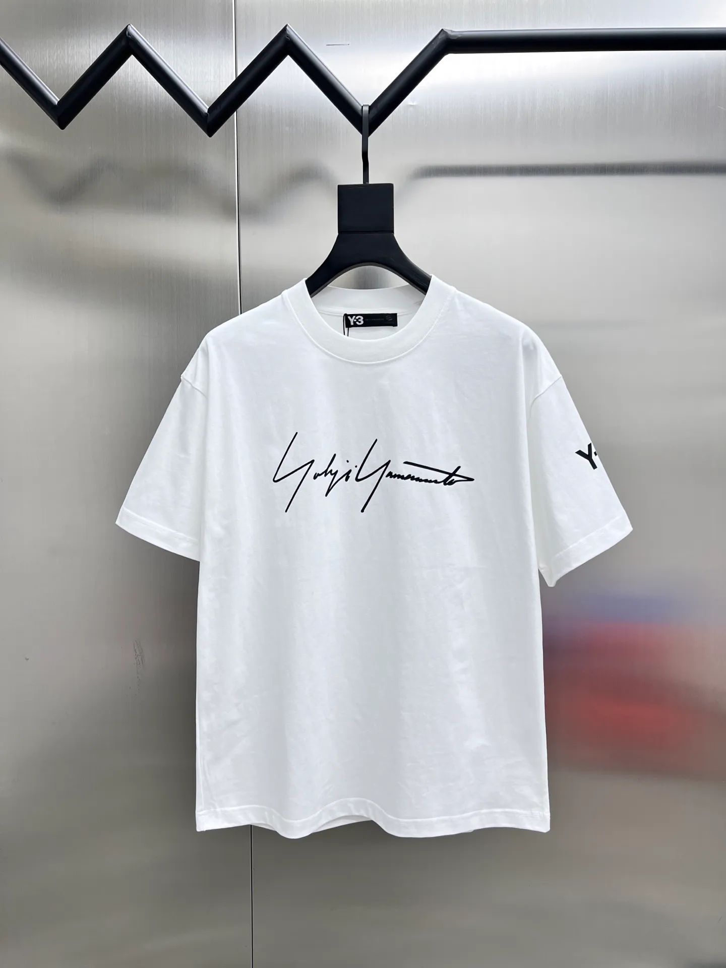 Yohji Yamamoto Y 3🌟New Arrival letter printing double-layer heavy-duty short-sleeved T-shirt. Whether it is a T-shirt or a sweatshirt, the letter pattern is a hot sale item every year. The large-area front printing is directly sprayed by Dakangli digital printing machine. The cost is extremely high. After many debuggings, the color difference restoration of the pattern is close to 99% with the original version. It is different from the garbage offset printing version in the market. It is super time-consuming. The fabric is exclusively customized and dyed. Gram cotton double-strand 🐎🐎Size: S-XXL Black White 2 colors Size chart Chest Shoulder Width Clothes Length Sleeve Length S 110 54 69 21 M 114 56 71 22 L 118 58 73 22 XL 122 60 75 23 2XL 126 62 77 23