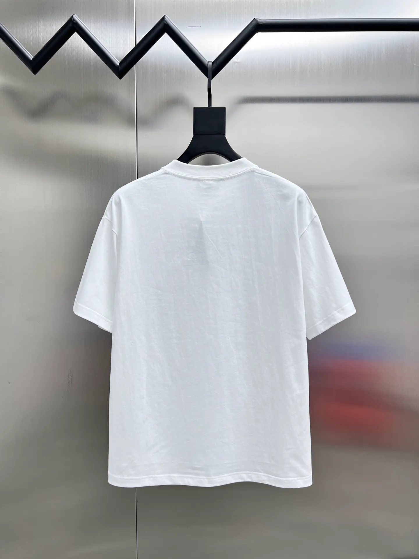 Yohji Yamamoto Y 3🌟New Arrival letter printing double-layer heavy-duty short-sleeved T-shirt. Whether it is a T-shirt or a sweatshirt, the letter pattern is a hot sale item every year. The large-area front printing is directly sprayed by Dakangli digital printing machine. The cost is extremely high. After many debuggings, the color difference restoration of the pattern is close to 99% with the original version. It is different from the garbage offset printing version in the market. It is super time-consuming. The fabric is exclusively customized and dyed. Gram cotton double-strand 🐎🐎Size: S-XXL Black White 2 colors Size chart Chest Shoulder Width Clothes Length Sleeve Length S 110 54 69 21 M 114 56 71 22 L 118 58 73 22 XL 122 60 75 23 2XL 126 62 77 23