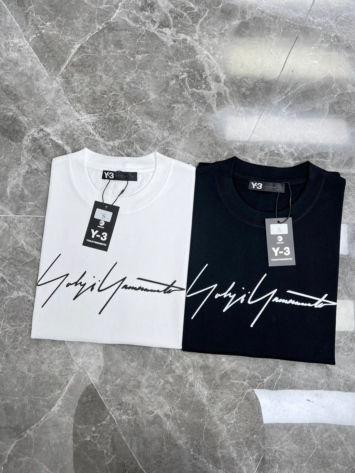 Yohji Yamamoto Y 3🌟New Arrival letter printing double-layer heavy-duty short-sleeved T-shirt. Whether it is a T-shirt or a sweatshirt, the letter pattern is a hot sale item every year. The large-area front printing is directly sprayed by Dakangli digital printing machine. The cost is extremely high. After many debuggings, the color difference restoration of the pattern is close to 99% with the original version. It is different from the garbage offset printing version in the market. It is super time-consuming. The fabric is exclusively customized and dyed. Gram cotton double-strand 🐎🐎Size: S-XXL Black White 2 colors Size chart Chest Shoulder Width Clothes Length Sleeve Length S 110 54 69 21 M 114 56 71 22 L 118 58 73 22 XL 122 60 75 23 2XL 126 62 77 23