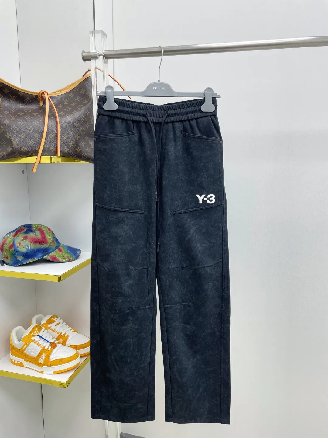 Y 3 Yohji Yamamoto 2026 Autumn and Winter New Arrival brand LOGO casual pants and trousers DD are on sale simultaneously on the official website. Brand Classic LOGO casual pants, customized fabrics, excellent comfort and strong touch. Highly recognisable, perfect appearance and craftsmanship. Size:M-3XL