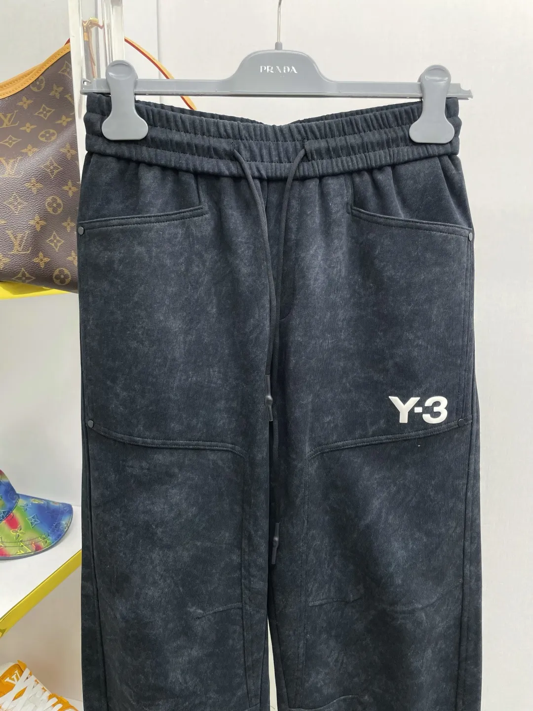 Y 3 Yohji Yamamoto 2026 Autumn and Winter New Arrival brand LOGO casual pants and trousers DD are on sale simultaneously on the official website. Brand Classic LOGO casual pants, customized fabrics, excellent comfort and strong touch. Highly recognisable, perfect appearance and craftsmanship. Size:M-3XL