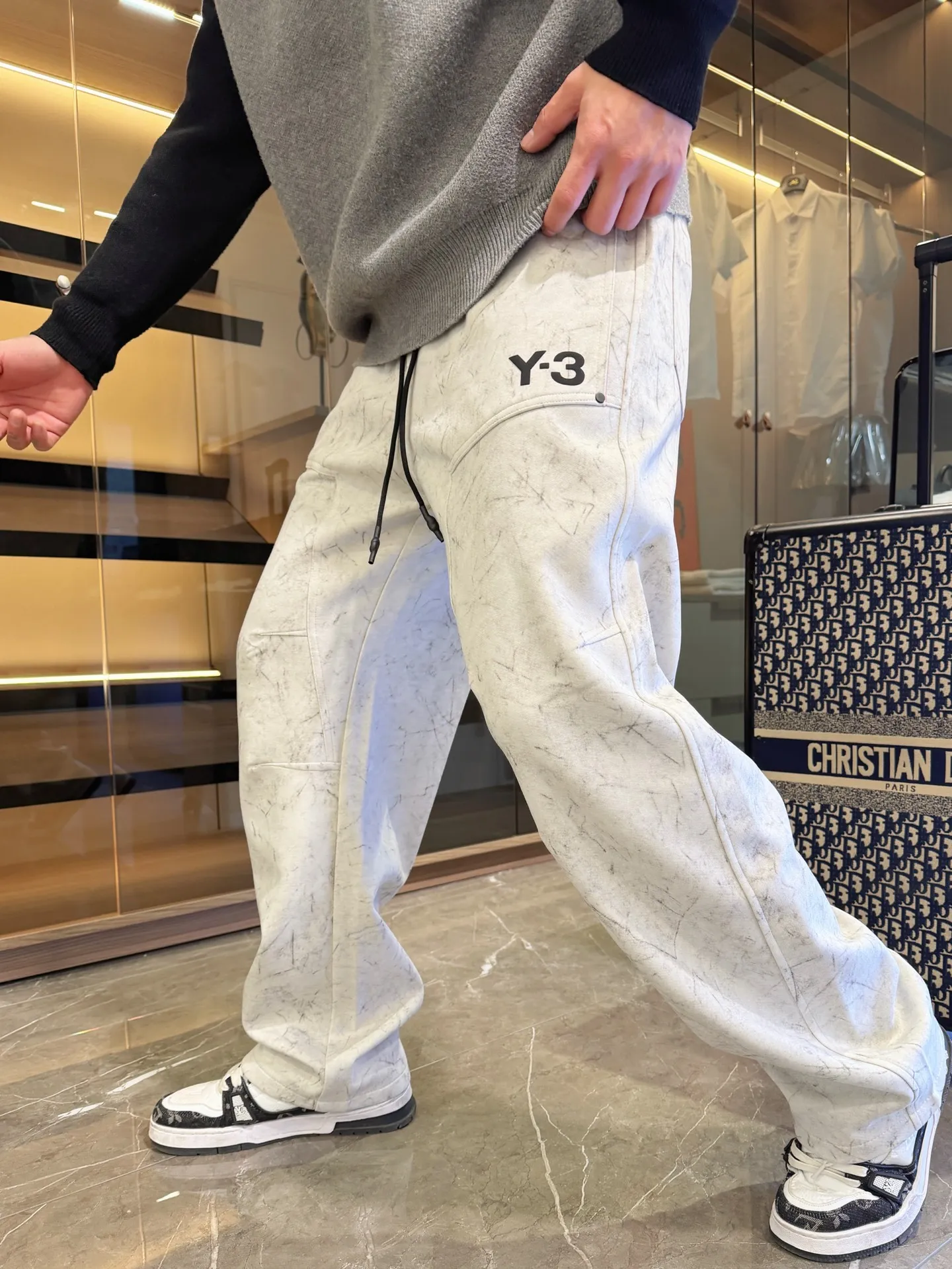 Y 3 🆕2026 Autumn and Winter New Arrival trousers and casual pants🎁 are on sale simultaneously on the official website. Brand Classic LOGO casual pants, customized fabrics, excellent comfort and strong touch. Highly recognisable, perfect appearance and craftsmanship. Size:M-3XL