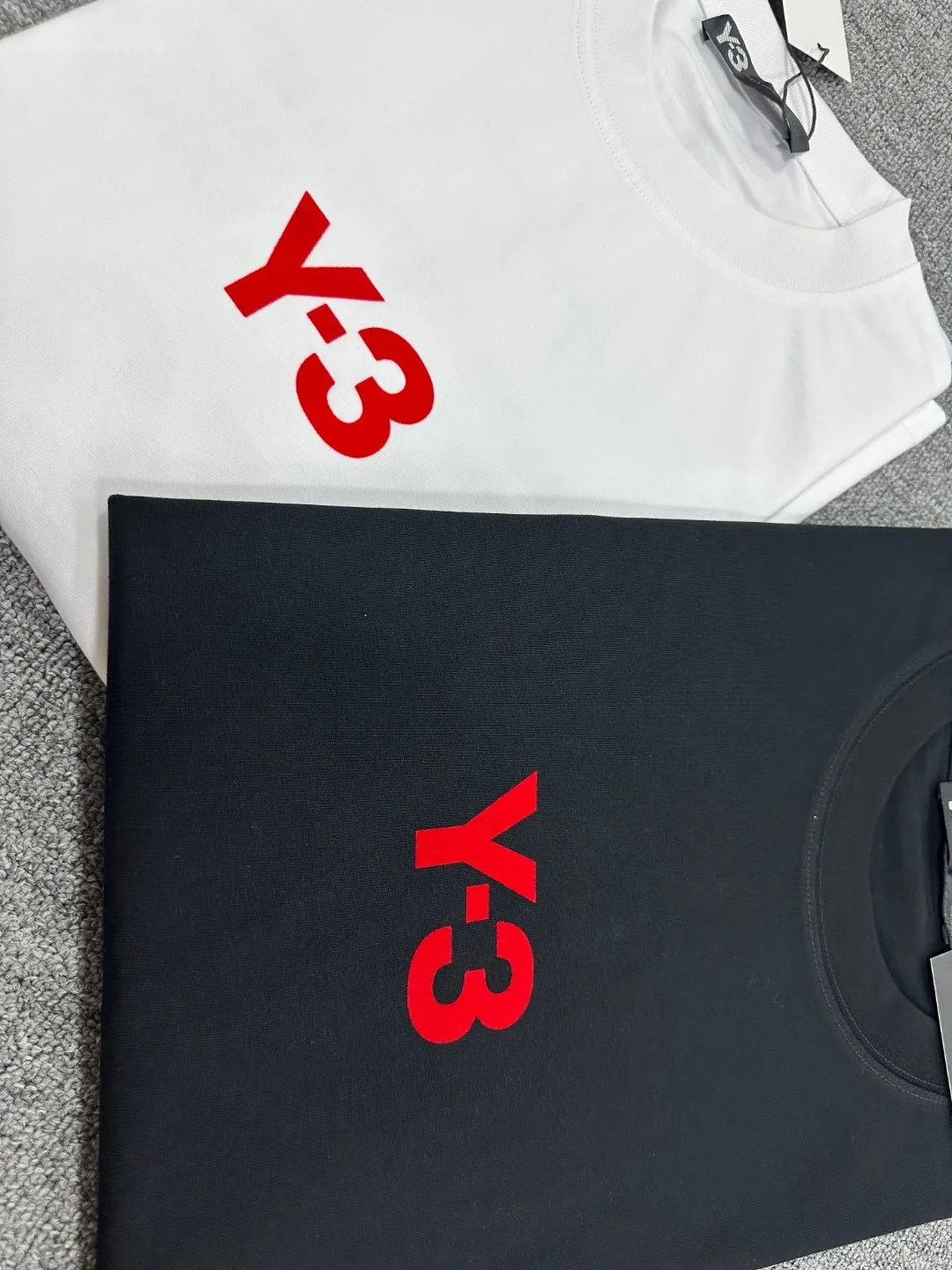Y 3*Yamamoto*Yoji 2025 Spring and Summer New Arrival Simple signature letter Red flocking three-dimensional technology Y-3 Customized double yarn plain cotton fabric Short-sleeved T-shirt Men and women Same Style Size: S (90-130 catties) M (120-150 catties) L (140-165 catties) XL (160-180 catties) XXL (180 catties) Color: Black White