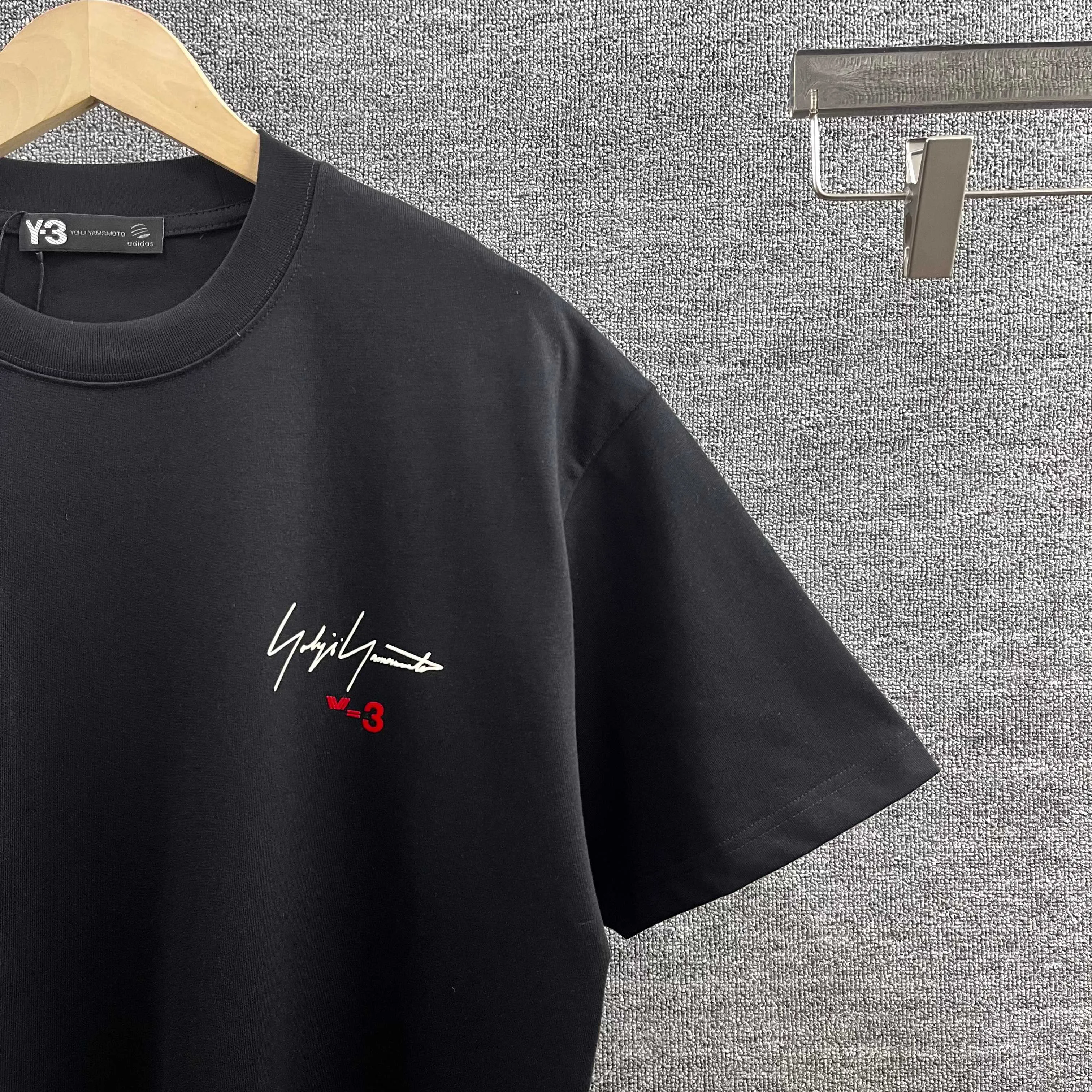 Y 3* * *yoji 2026 Spring and Summer New Arrival Simple signature letters Y-3 flocking technology Double yarn custom plain cotton fabric Short-sleeved T-shirt Men and women Same Style Color: Black White Size: S (90-130 pounds) M (120-150 pounds) L (140-165 pounds) XL (160-180 pounds) XXL (180 pounds)