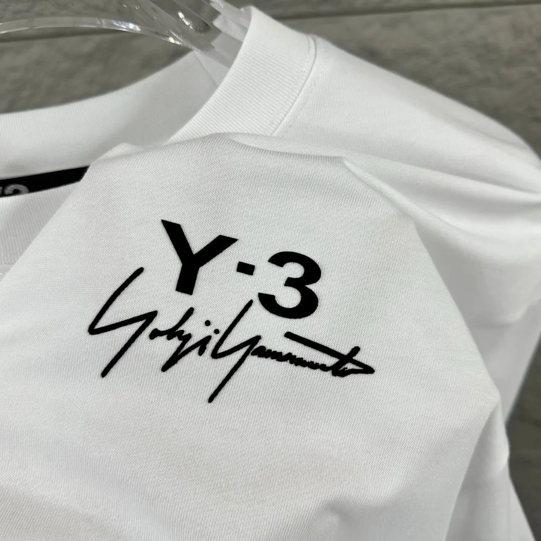 Y 3*Yamamoto*Yoji 2026 Spring and Summer New Arrival Simple signature letters three-dimensional flocking technology Y-3 Customized double yarn plain cotton fabric Short-sleeved T-shirt Men and women Same Style Color: Black White Angora Red Size: S (90-130 pounds) M (120-150 pounds) L (140-165 pounds) XL (160-180 pounds) XXL (180 pounds)