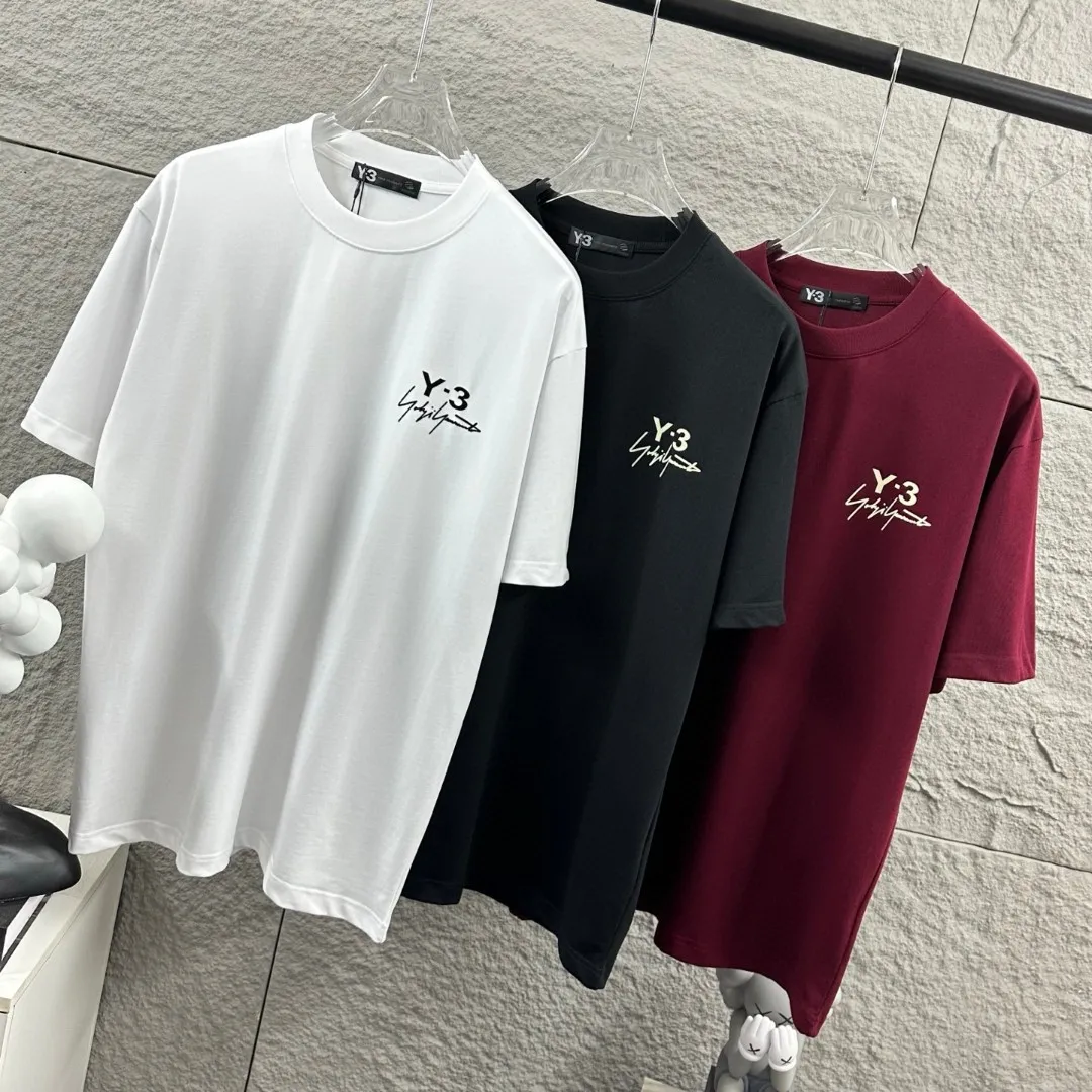 Y 3*Yamamoto*Yoji 2026 Spring and Summer New Arrival Simple signature letters three-dimensional flocking technology Y-3 Customized double yarn plain cotton fabric Short-sleeved T-shirt Men and women Same Style Color: Black White Angora Red Size: S (90-130 pounds) M (120-150 pounds) L (140-165 pounds) XL (160-180 pounds) XXL (180 pounds)