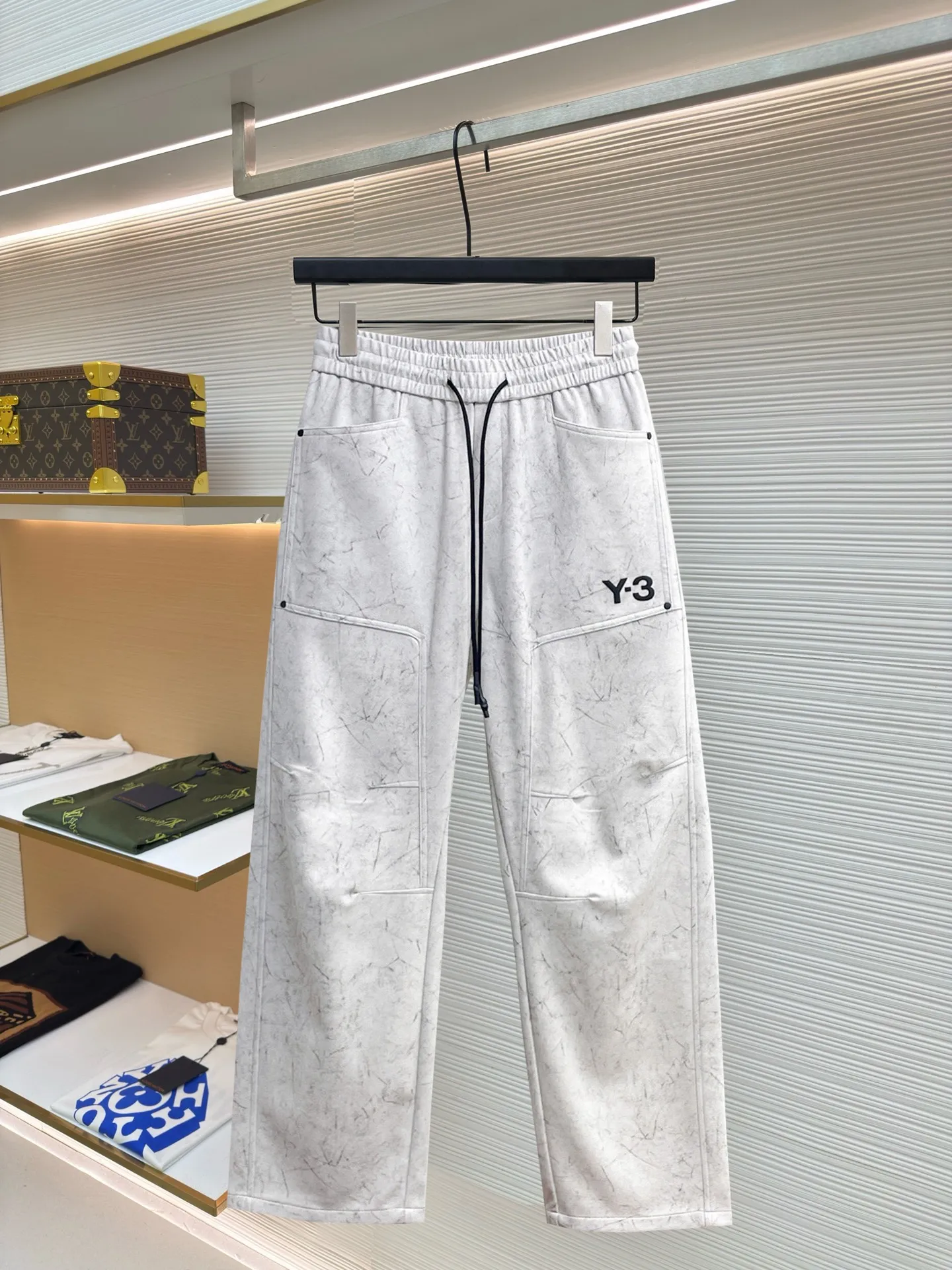 Y 3 🆕2026 Autumn and Winter New Arrival trousers and casual pants🎁 are on sale simultaneously on the official website. Brand Classic LOGO casual pants, customized fabrics, excellent comfort and strong touch. Highly recognisable, perfect appearance and craftsmanship. Size:M-3XL
