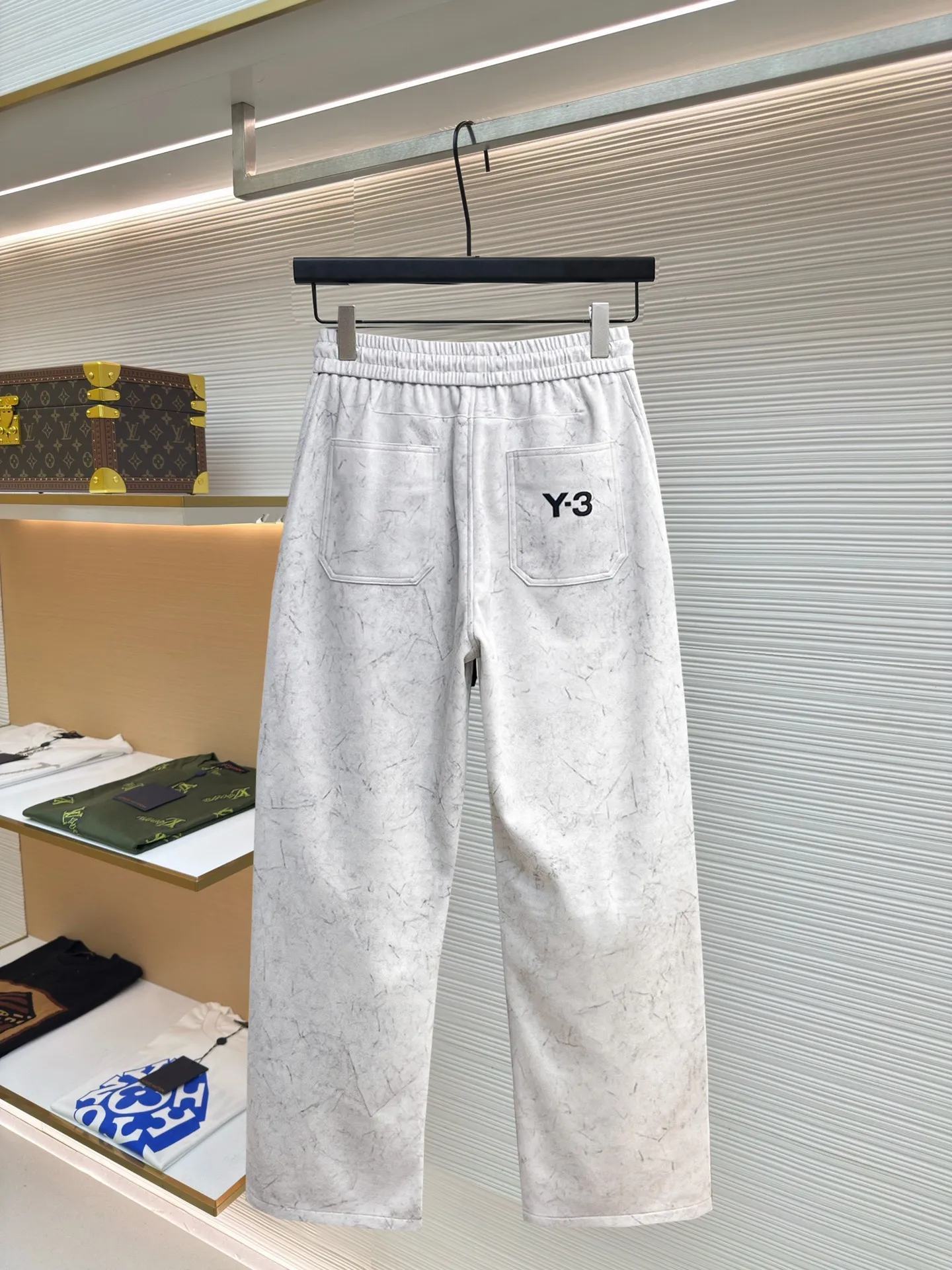 Y 3 🆕2026 Autumn and Winter New Arrival trousers and casual pants🎁 are on sale simultaneously on the official website. Brand Classic LOGO casual pants, customized fabrics, excellent comfort and strong touch. Highly recognisable, perfect appearance and craftsmanship. Size:M-3XL