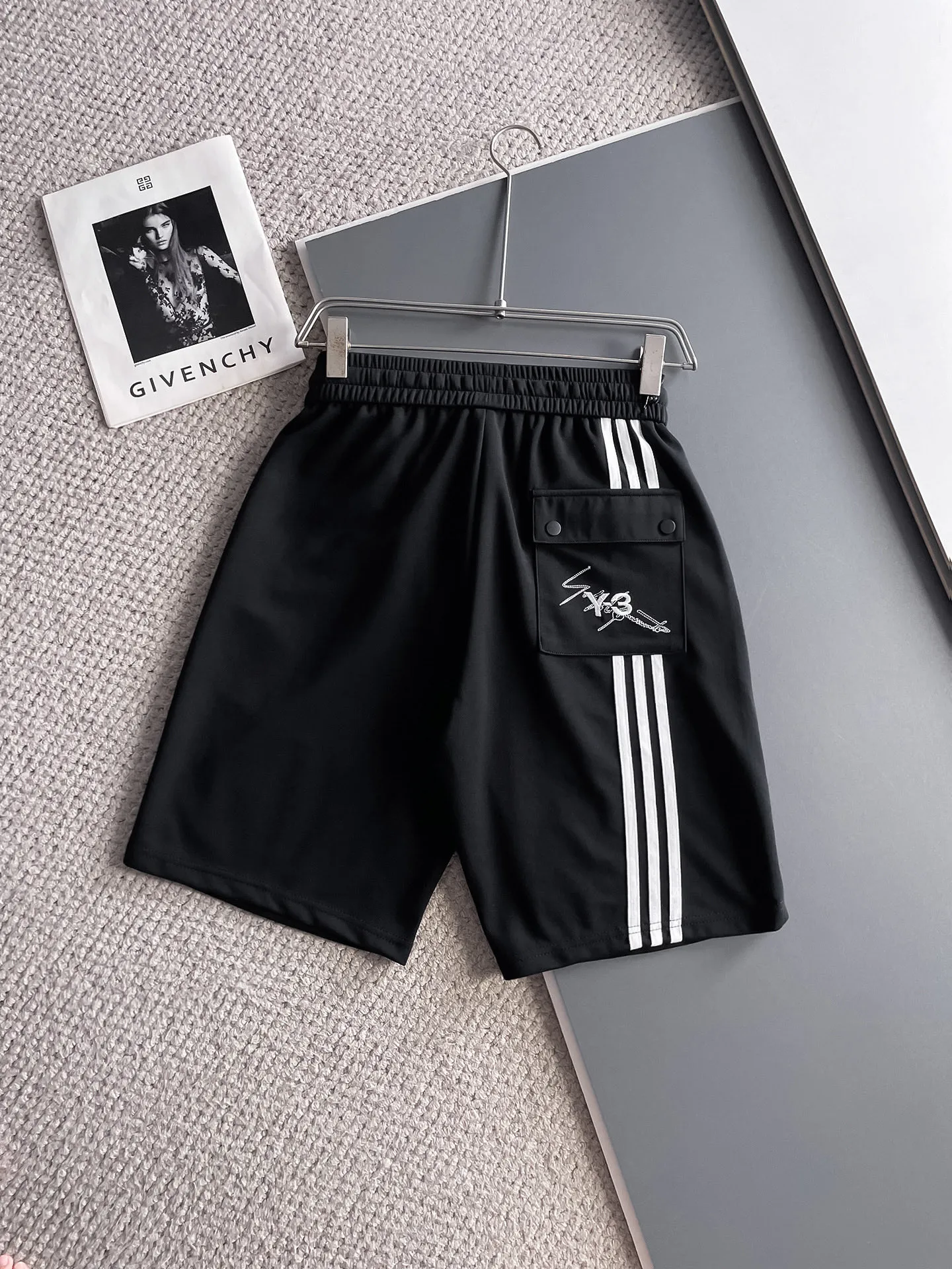 Y 3 Complete three standards 2025 summer New Arrival men's casual shorts, advanced custom-made Breathable fabric Breathable fabric with high stretch and comfort, impeccable details, top-grade accessories, original logo design concept, delicate and soft feel! The upper body fit is awesome! Size: M-XXXL Please state your height and weight when ordering