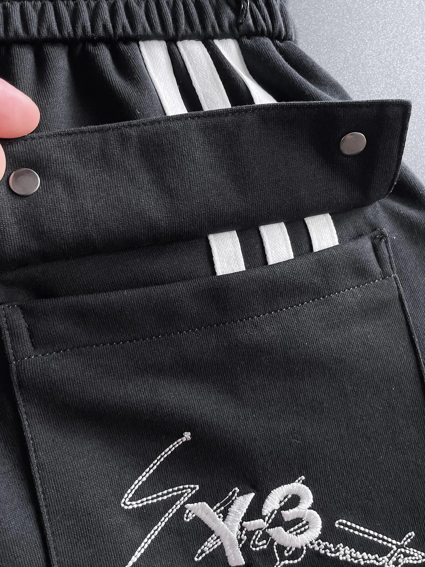 Y 3 Complete three standards 2025 summer New Arrival men's casual shorts, advanced custom-made Breathable fabric Breathable fabric with high stretch and comfort, impeccable details, top-grade accessories, original logo design concept, delicate and soft feel! The upper body fit is awesome! Size: M-XXXL Please state your height and weight when ordering