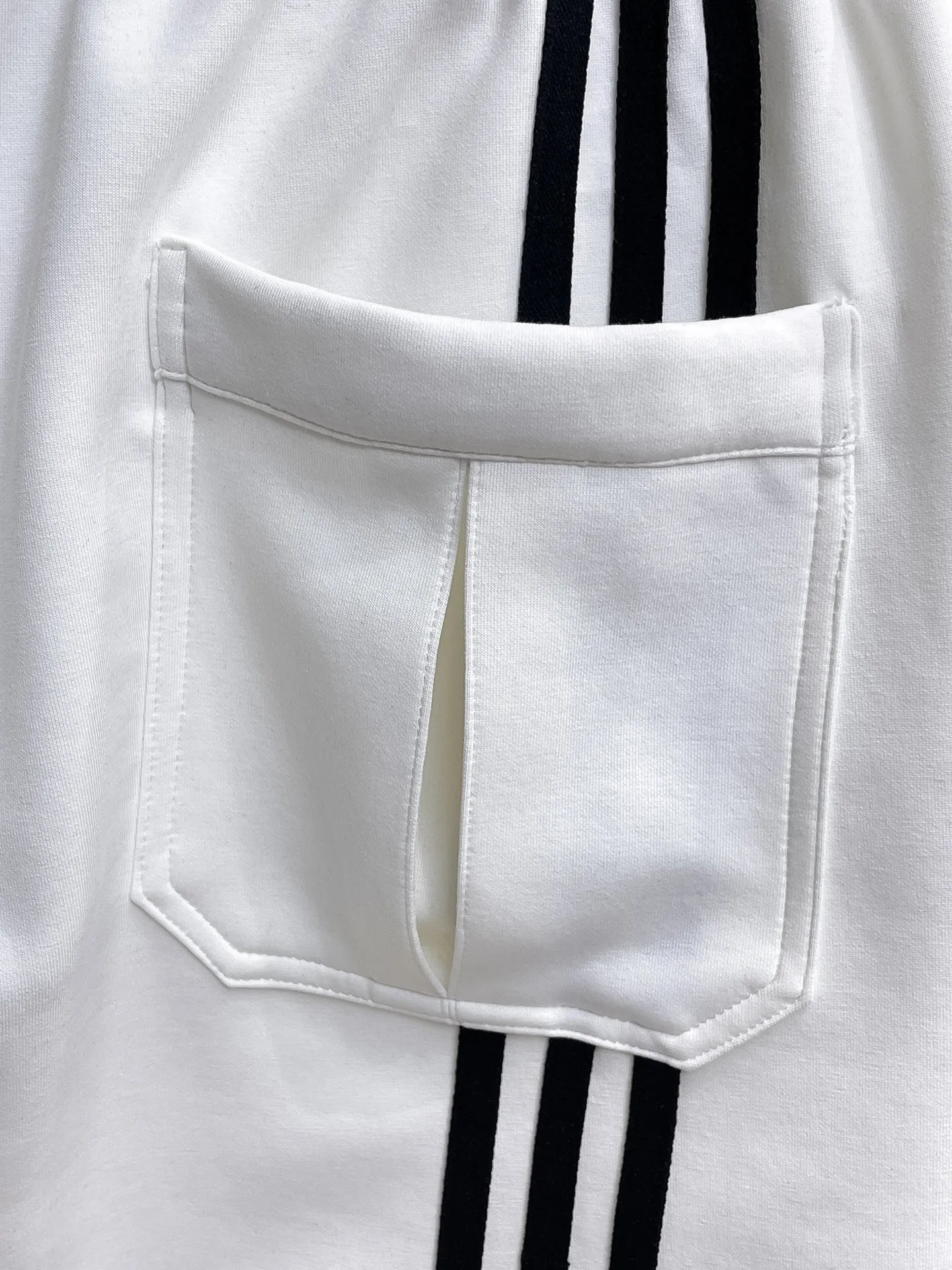 Y 3 Complete three standards 2026 summer New Arrival men's casual shorts, advanced custom-made Breathable fabric Breathable fabric with high elasticity and comfort, impeccable details, top-grade accessories, original logo design concept, delicate and soft feel! The upper body fit is awesome! Size: M-XXXL Please state your height and weight when ordering