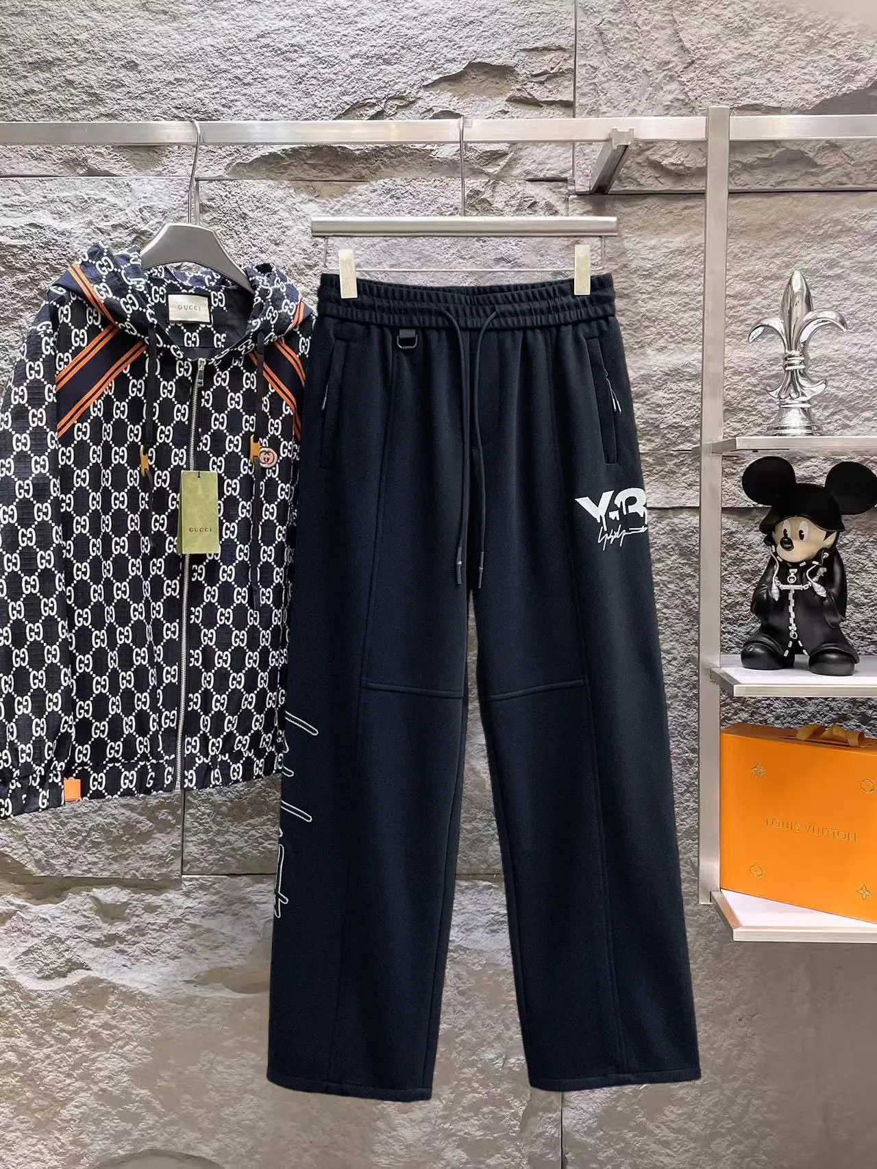 Y 3 [Higher version] The latest products for autumn and winter 2026, available at the counter simultaneously, original goods, fashionable casual trousers and casual pants, using imported original fabrics, top-grade embroidery 🪡 craft letter pattern logo, original hardware accessories decoration, simple yet fashionable, fashionable and handsome upper body, Sizes: M-3XL