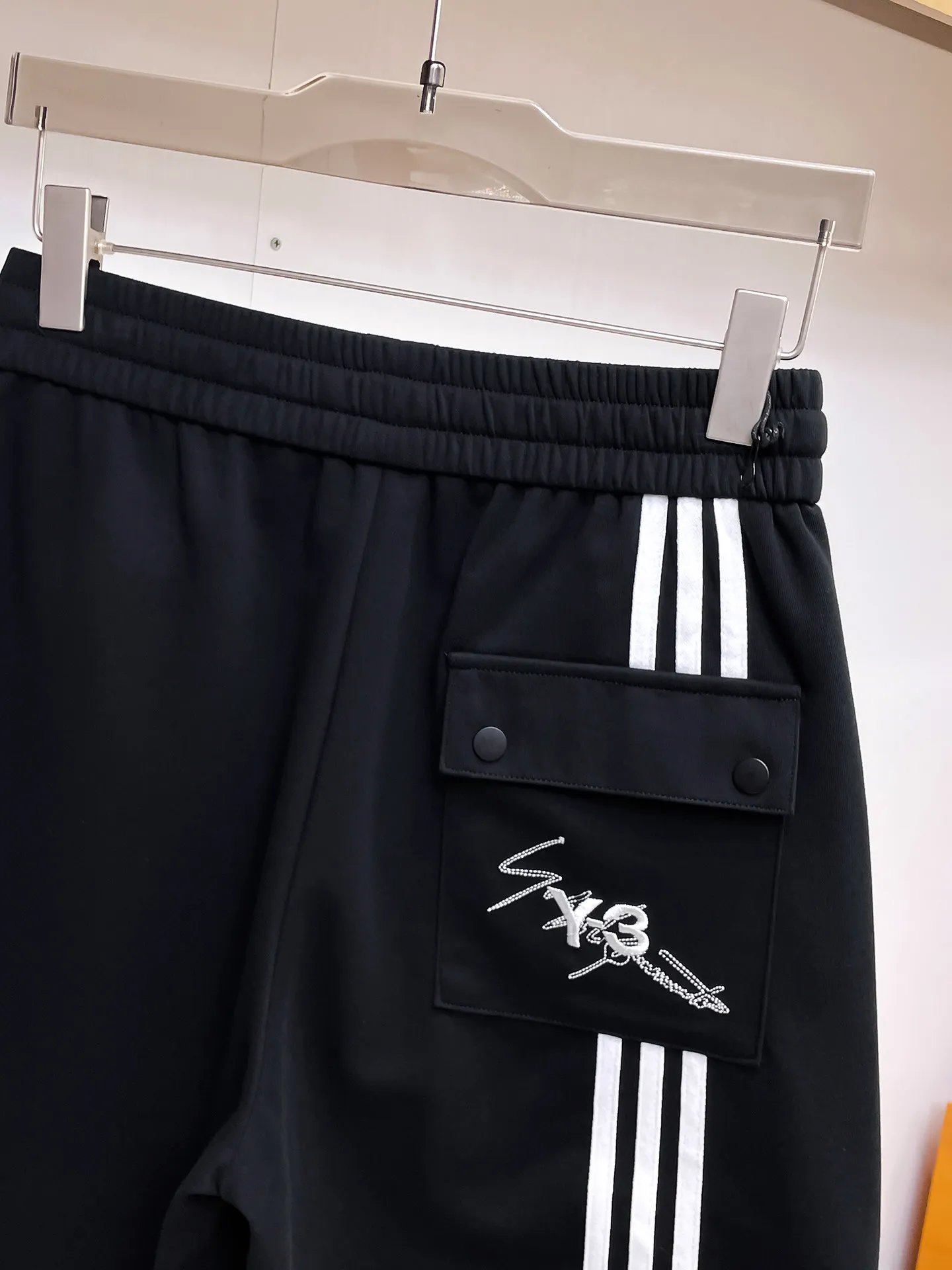 Y 3 Complete three standards 2025 summer New Arrival men's casual shorts, advanced custom-made Breathable fabric Breathable fabric with high stretch and comfort, impeccable details, top-grade accessories, original logo design concept, delicate and soft feel! The upper body fit is awesome! Size: M-XXXL Please state your height and weight when ordering