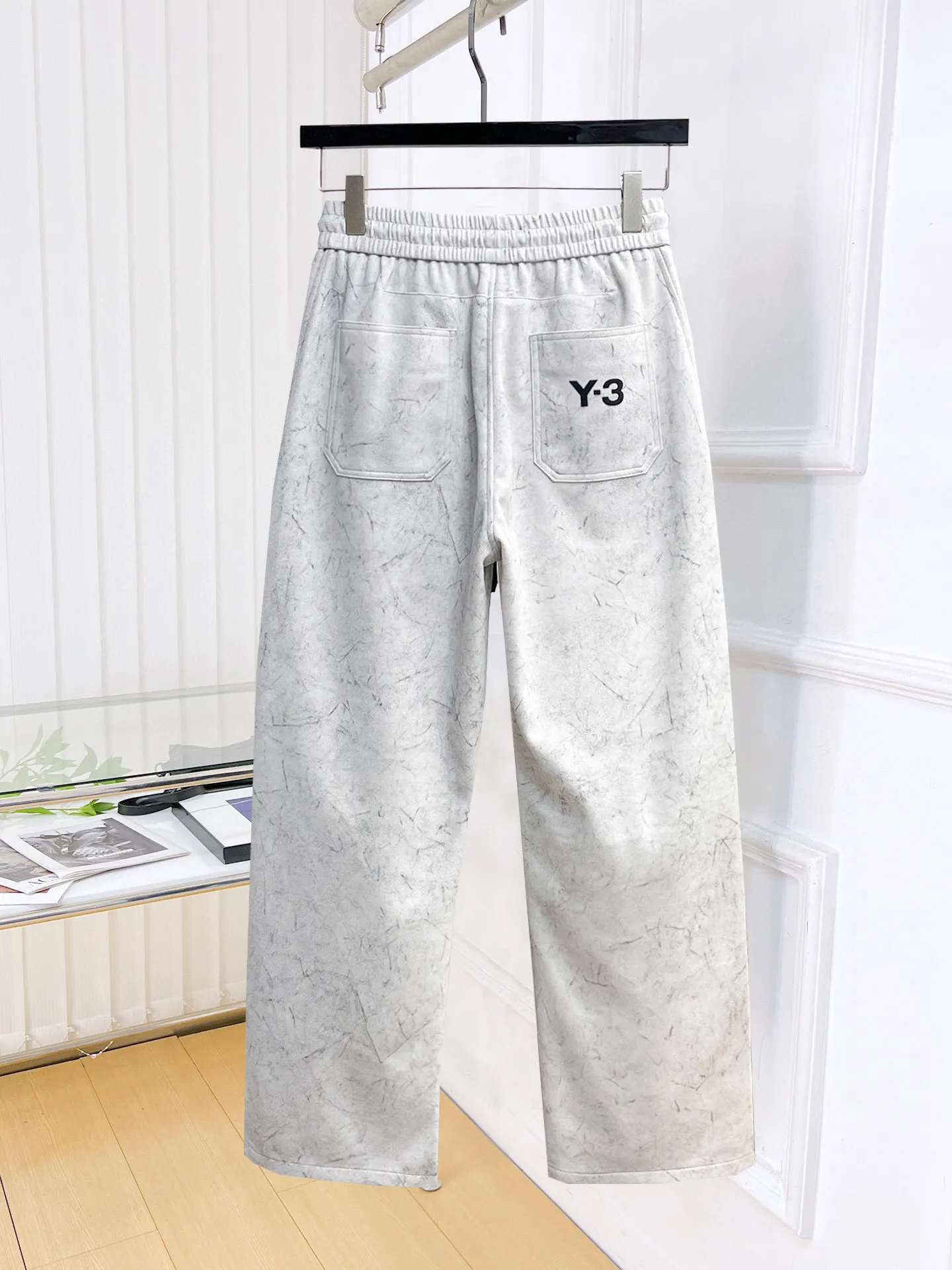 Y 3 🆕2026 Autumn and Winter New Arrival trousers and casual pants🎁 are on sale simultaneously on the official website. Brand Classic LOGO casual pants, customized fabrics, excellent comfort and strong touch. Highly recognisable, perfect appearance and craftsmanship. Size:M-3XL