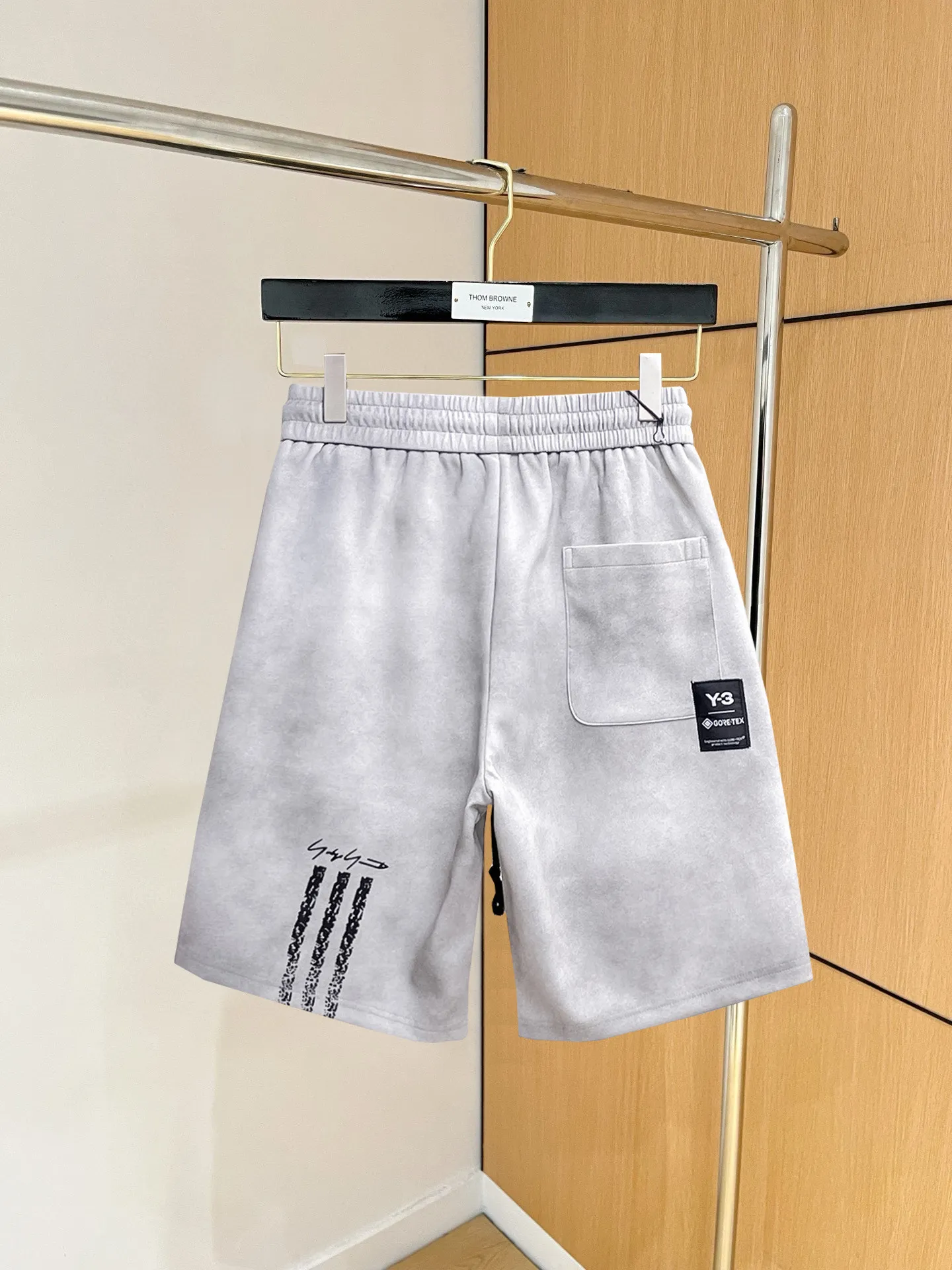 Y 3 Complete three standards 2025 summer New Arrival men's casual shorts, advanced custom-made Breathable fabric Breathable fabric with high stretch and comfort, impeccable details, top-grade accessories, original logo design concept, delicate and soft feel! The upper body fit is awesome! Size: M-XXXL Please state your height and weight when ordering