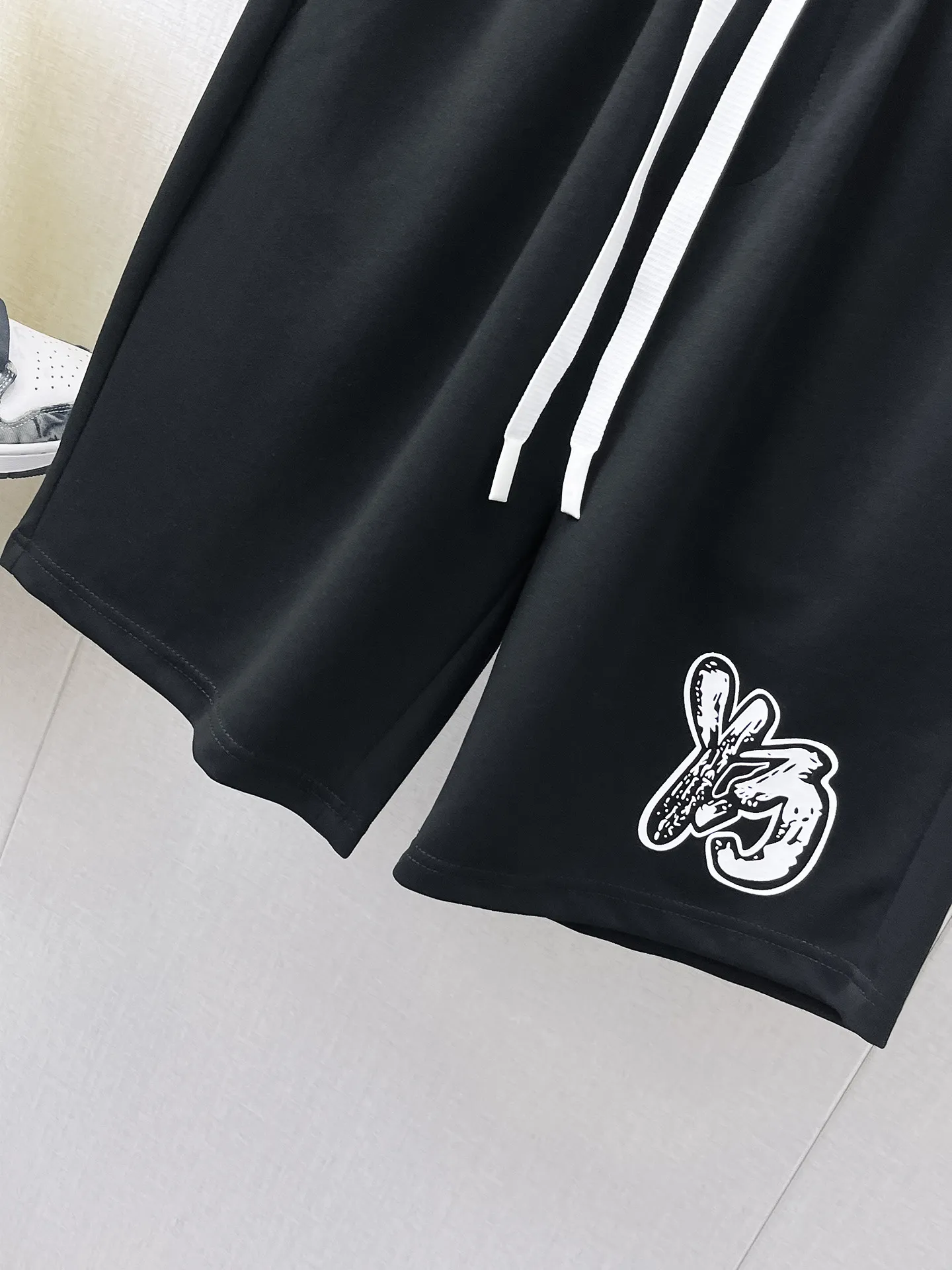 Y 3 Complete three standards 2026 summer New Arrival men's casual shorts, advanced custom-made Breathable fabric Breathable fabric with high elasticity and comfort, impeccable details, top-grade accessories, original logo design concept, delicate and soft feel! The upper body fit is awesome! Size: M-XXXL Please state your height and weight when ordering