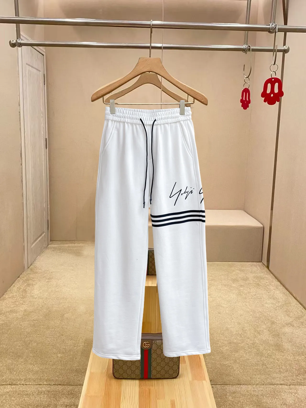 Y 3 [Higher version] The latest products for autumn and winter 2026, available at the counter simultaneously, original goods, fashionable casual trousers and casual pants, using imported original fabrics, top-grade embroidery 🪡 craft letter pattern logo, original hardware accessories decoration, simple yet fashionable, fashionable and handsome upper body, Sizes: M-3XL