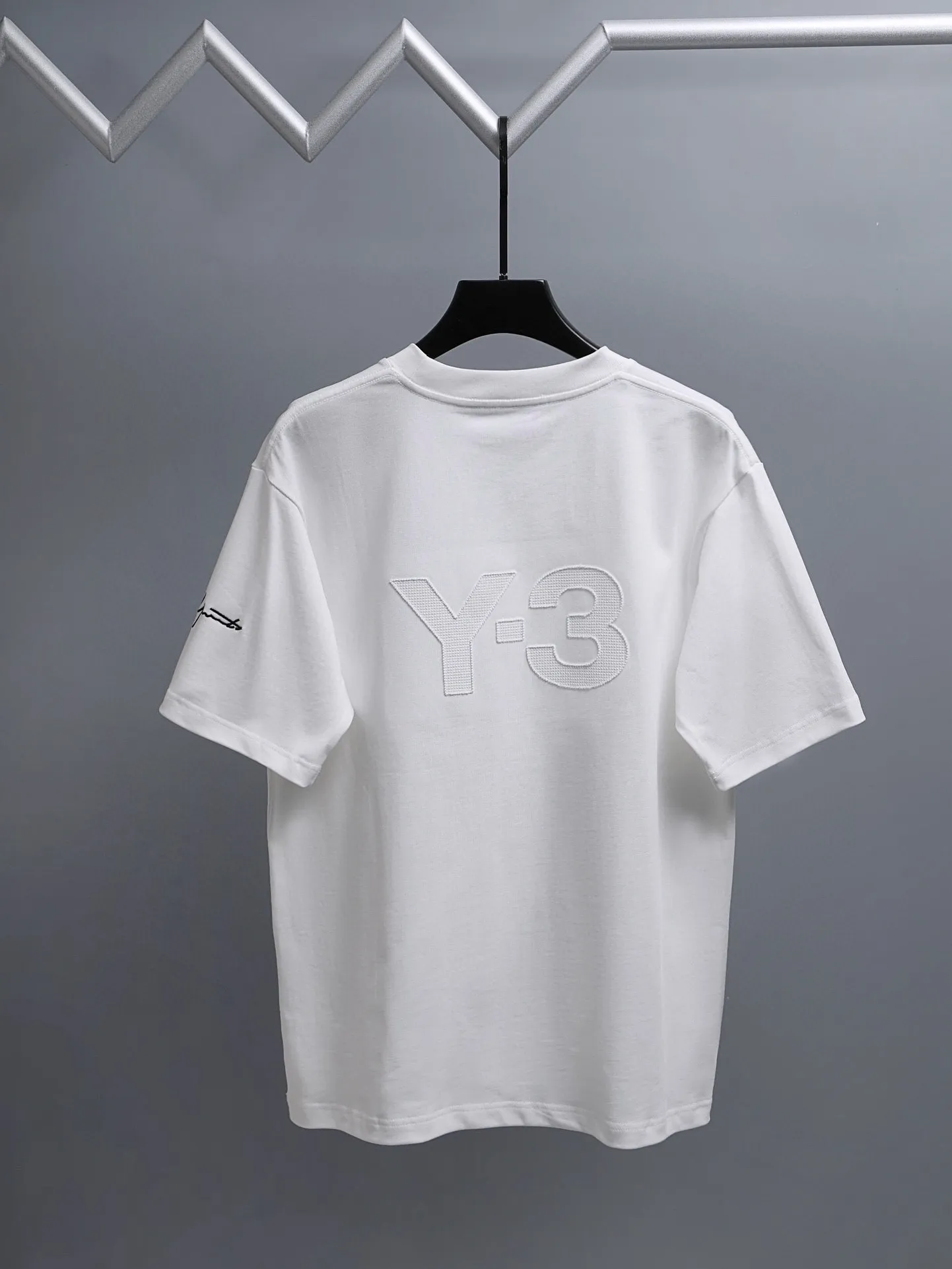 Y-3 2꯭0꯭2꯭6 new spring and summer style ❤️ original ⌚️ high version Y-3 fabric is made of gram high-density pure cotton, does not deform and does not shrink. Process introduction: catwalk style, personalized logo front and rear panels, left sleeve using 10,000-needle BEHRINGER precision embroidery🪡 Color: White Size: S-XXL