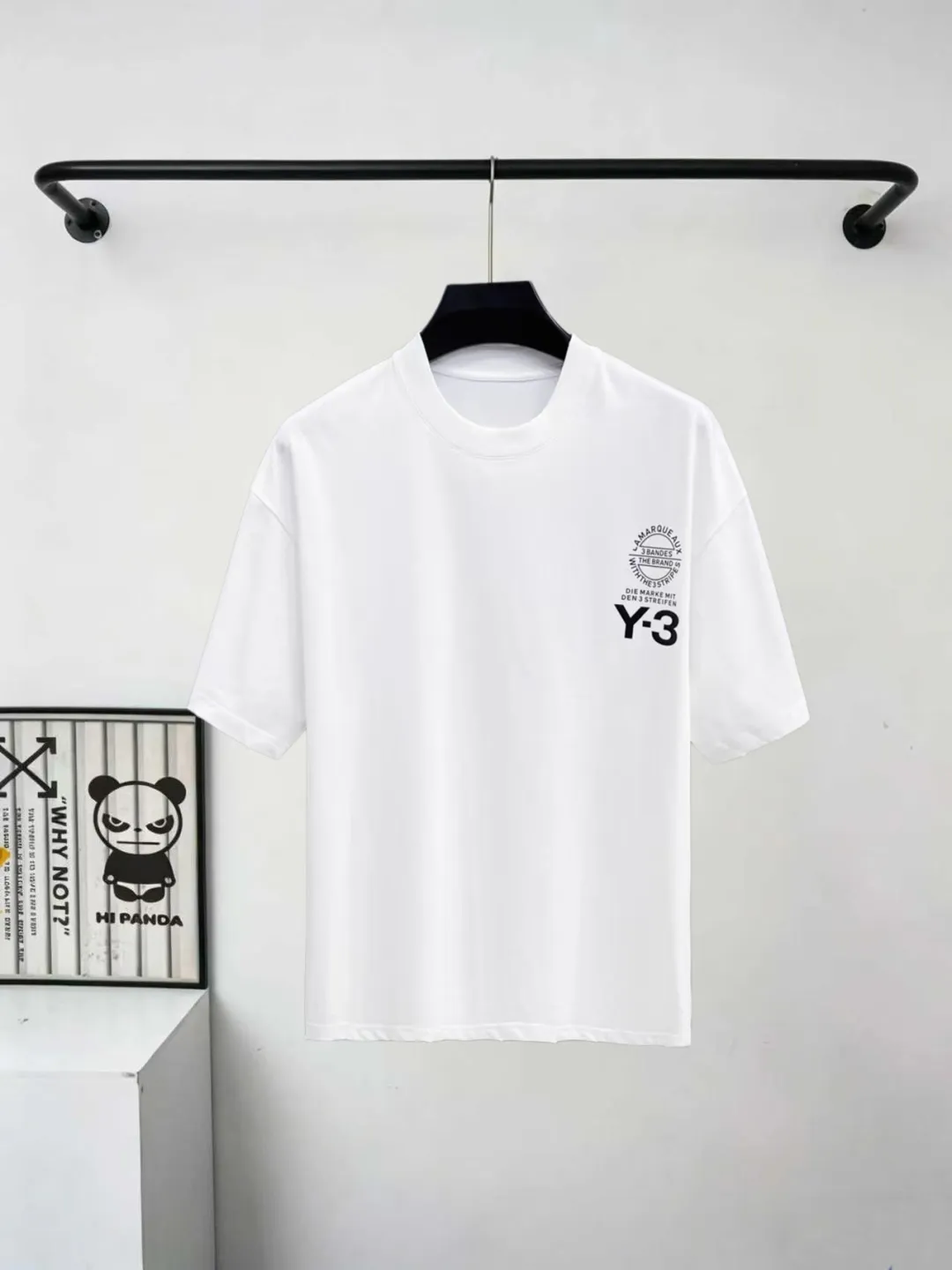 2026SS Spring and Summer Newest Arrival round neck fashionable short-sleeved T-shirt, synchronized with the official website, pure cotton fabric at the counter! It is close to the skin and comfortable, durable and easy to wear. The collar, cuffs and hem are all distressed and frayed. Classic simple logo design. The original craftsmanship is meticulous. Men and women have the same style. Sizes S-XXL