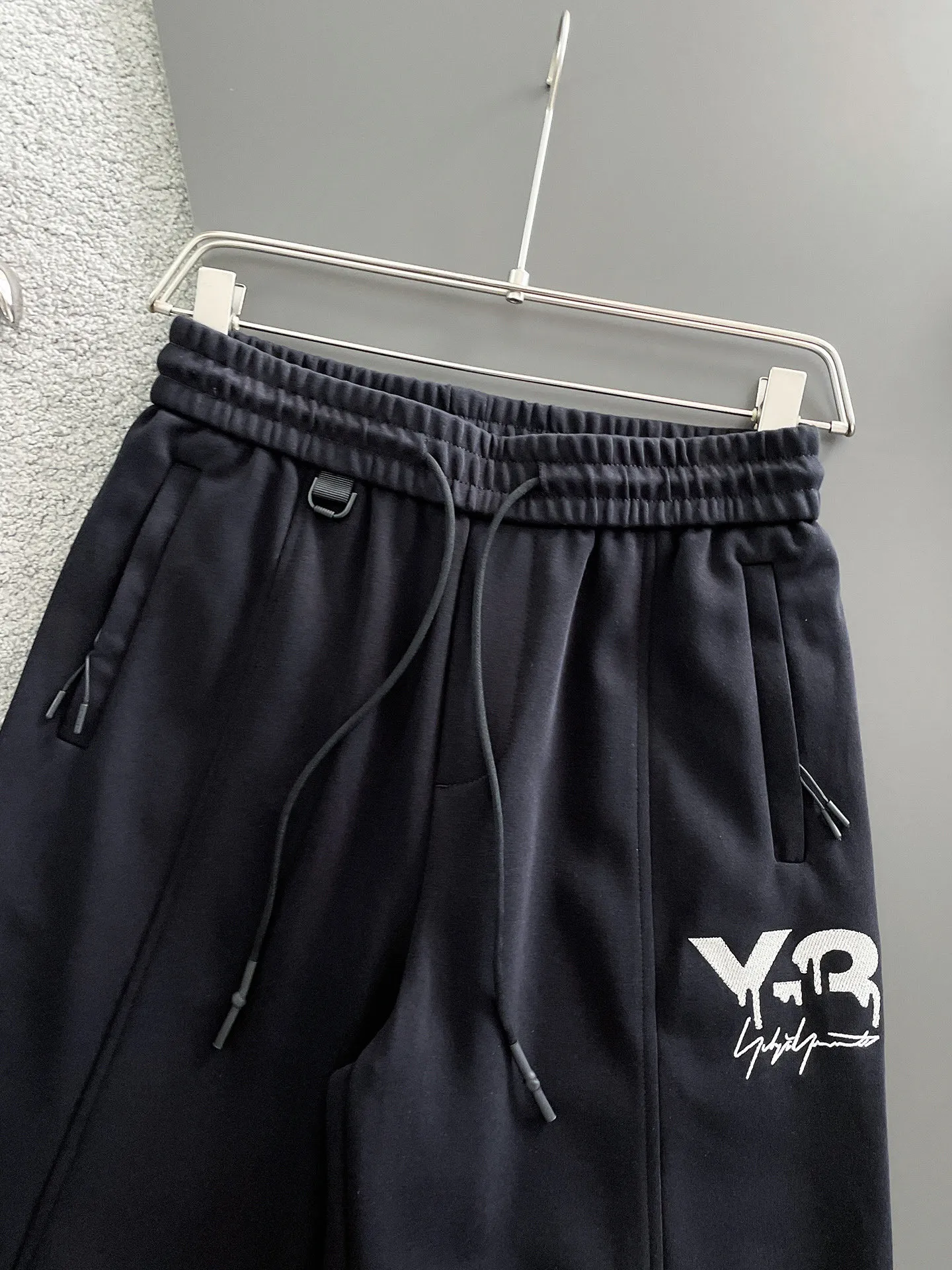 Y 3 [Higher version] The latest products for autumn and winter 2026, available at the counter simultaneously, original goods, fashionable casual trousers and casual pants, using imported original fabrics, top-grade embroidery 🪡 craft letter pattern logo, original hardware accessories decoration, simple yet fashionable, fashionable and handsome upper body, Sizes: M-3XL