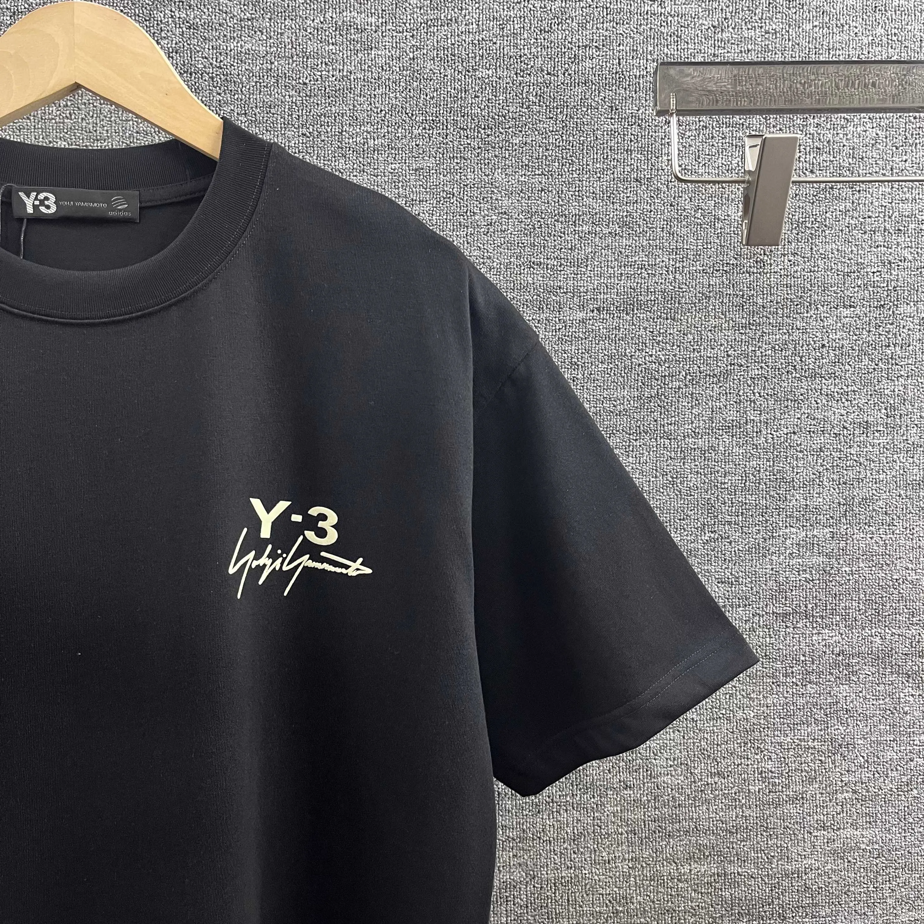 Y 3* * *yoji 2026 spring and summer New Arrival Classic signature letter flocking logo technology Y-3 signature model Double yarn custom plain cotton fabric Short-sleeved T-shirt Men and women Same Style Color: Black White Wine Red Size: S (90-130 pounds) M (120-150 pounds) L (140-165 pounds) XL (160-180 pounds) XXL (180 pounds)