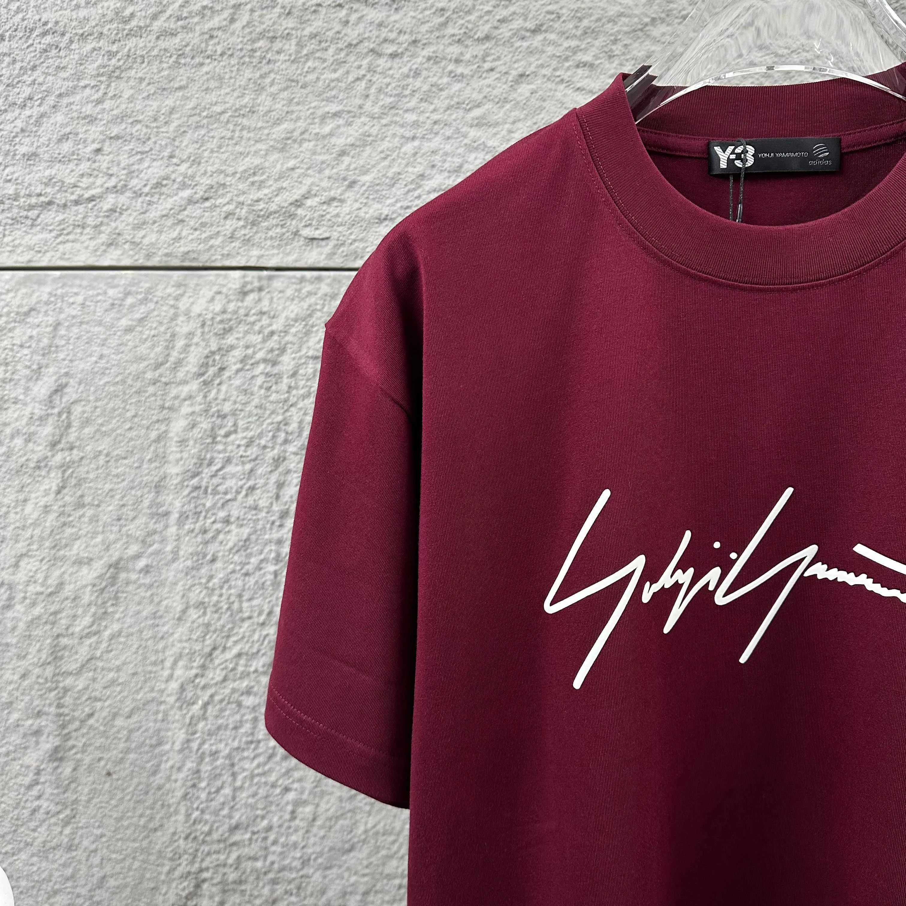 Y 3*Yamamoto*Yoji 2026 Spring and Summer New Arrival Simple signature letters three-dimensional foaming technology Y-3 Customized double yarn plain cotton fabric Short-sleeved T-shirt Men and women Same Style Color: Black White Angora Red Flower Gray Size: S (90-130 pounds) M (120-150 pounds) L (140-165 pounds) XL (160-180 pounds) XXL (180 pounds)