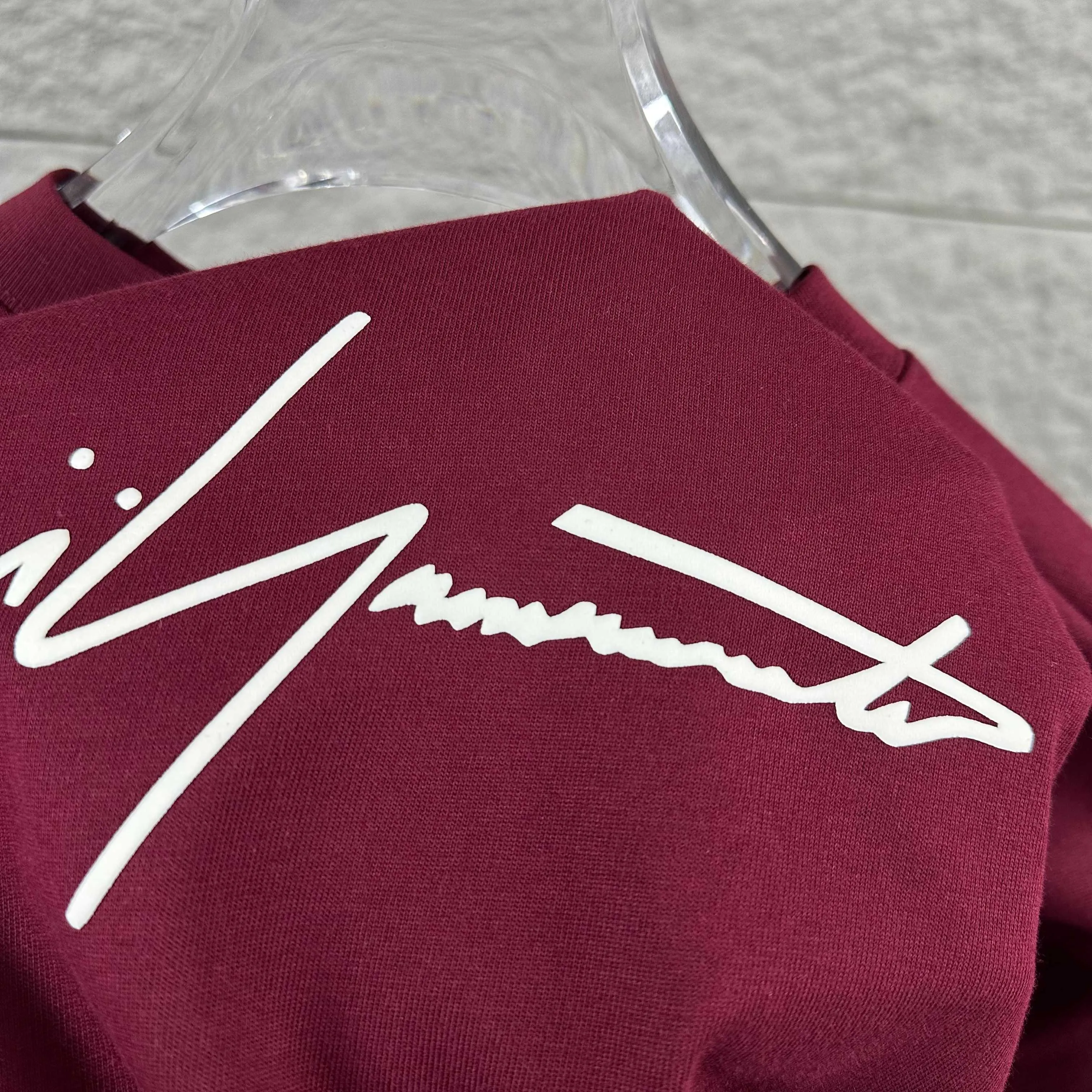 Y 3*Yamamoto*Yoji 2026 Spring and Summer New Arrival Simple signature letters three-dimensional foaming technology Y-3 Customized double yarn plain cotton fabric Short-sleeved T-shirt Men and women Same Style Color: Black White Angora Red Flower Gray Size: S (90-130 pounds) M (120-150 pounds) L (140-165 pounds) XL (160-180 pounds) XXL (180 pounds)