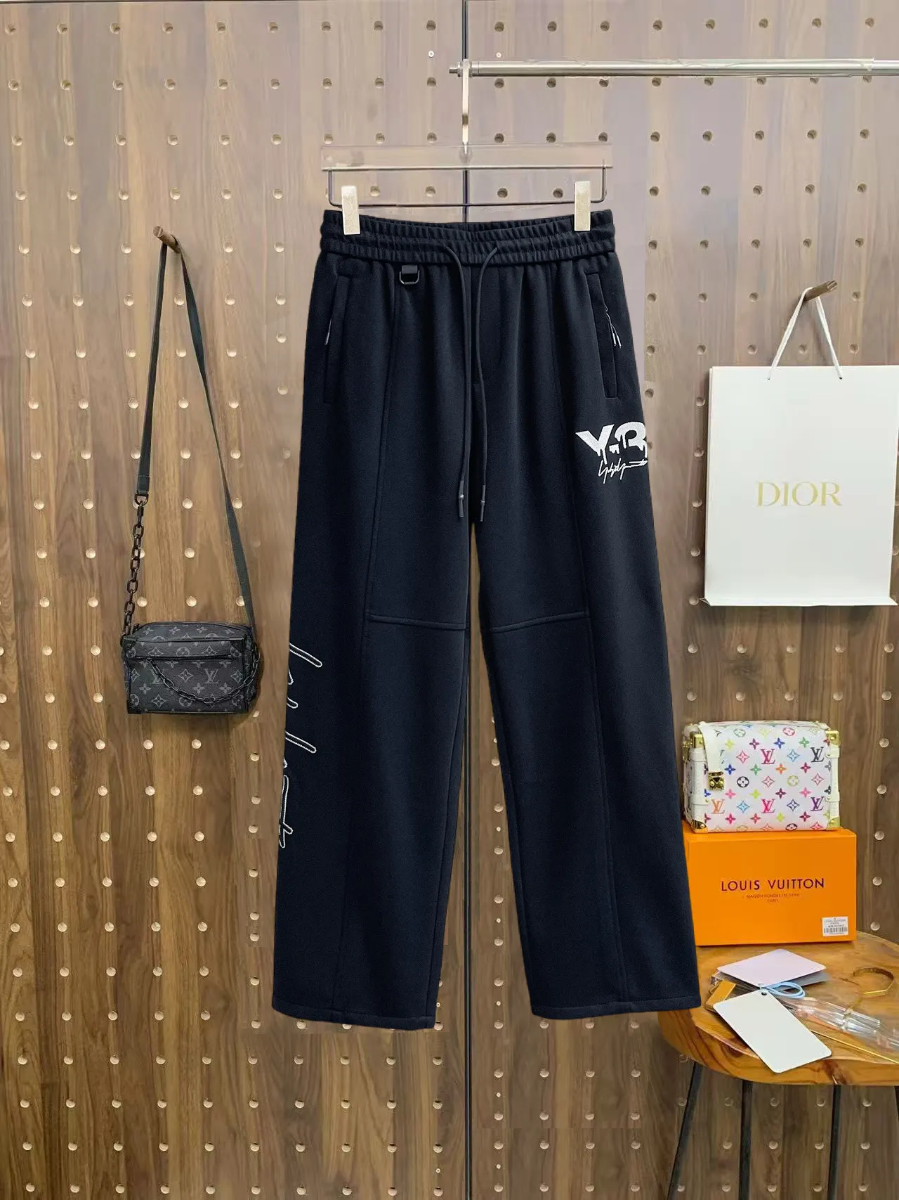 Y 3 [Higher version] The latest products for autumn and winter 2026, available at the counter simultaneously, original goods, fashionable casual trousers and casual pants, using imported original fabrics, top-grade embroidery 🪡 craft letter pattern logo, original hardware accessories decoration, simple yet fashionable, fashionable and handsome upper body, Sizes: M-3XL