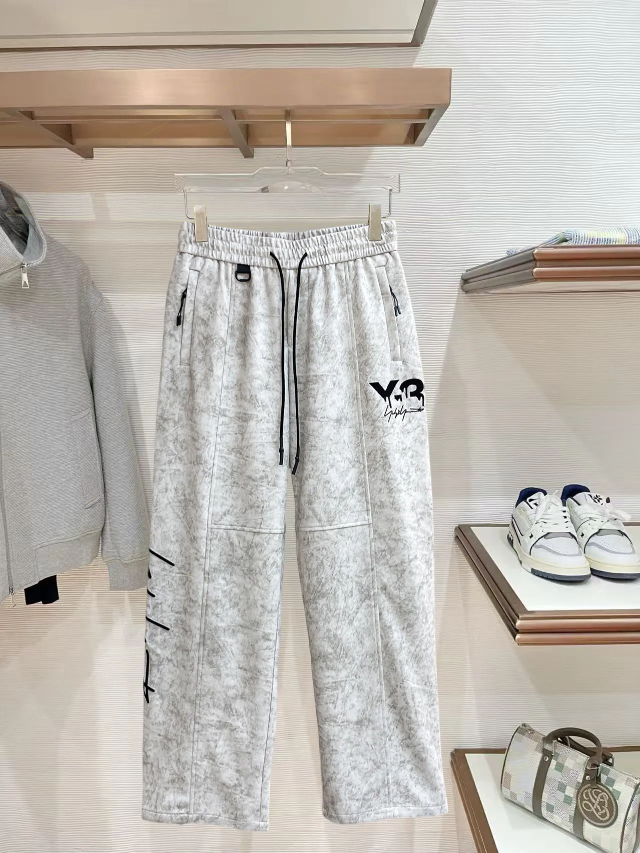 Y 3 [Higher version] The latest products for autumn and winter 2026, available at the counter simultaneously, original goods, fashionable casual trousers and casual pants, using imported original fabrics, top-grade embroidery 🪡 craft letter pattern logo, original hardware accessories decoration, simple yet fashionable, fashionable and handsome upper body, Sizes: M-3XL