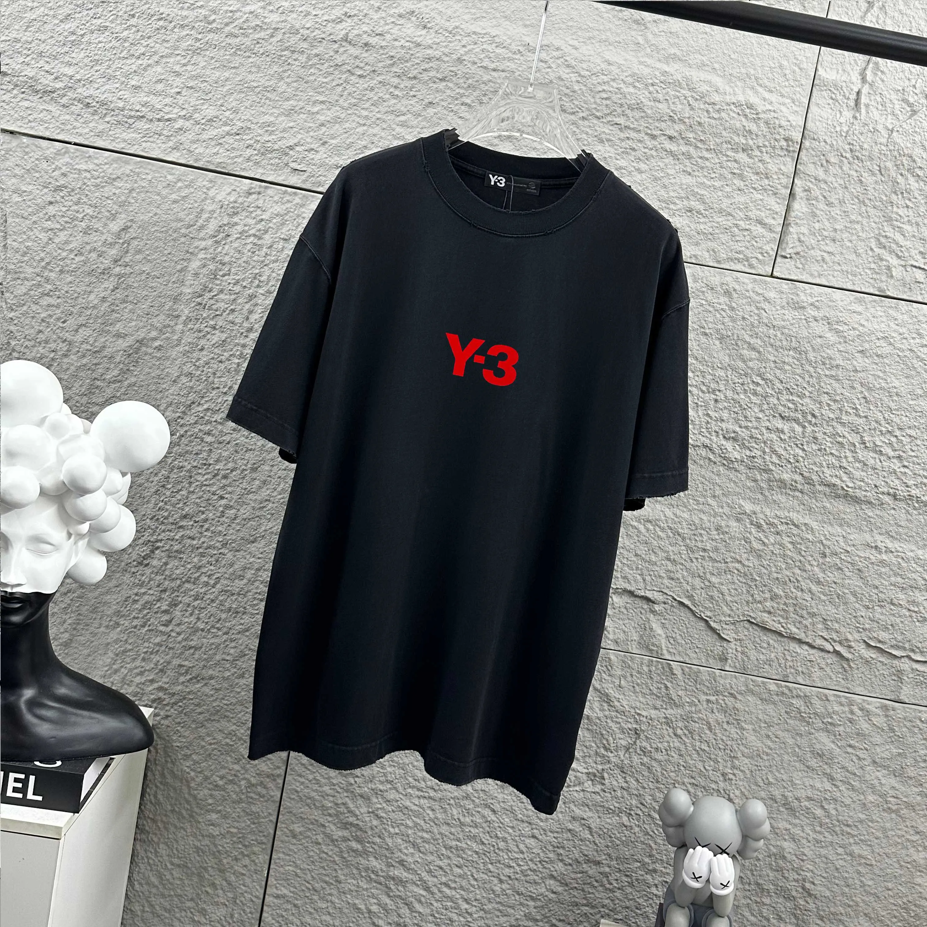 Y 3* Yamamoto Yoshi*ji 2025 spring and summer New Arrival Heavy duty worn washed style with distressed lettering three-dimensional flocking technology Customized pure cotton fabric Short-sleeved T-shirt Men and women Same Style Size: S size (100-140 catties) M size (130-160 catties) L size (150-175 catties) XL size (160-185 catties) XXL size (180 catties) Color: Washed Gray, Washed Purple, Washed Black